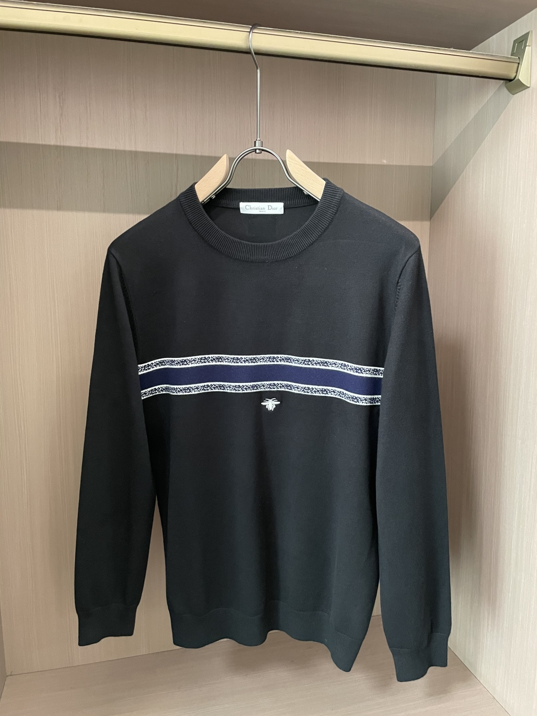 Dior 2025秋冬 高级定制 都市风十足 经典简约大气圆领打底针织毛衣。 采用进口羊毛混纺面料 柔软