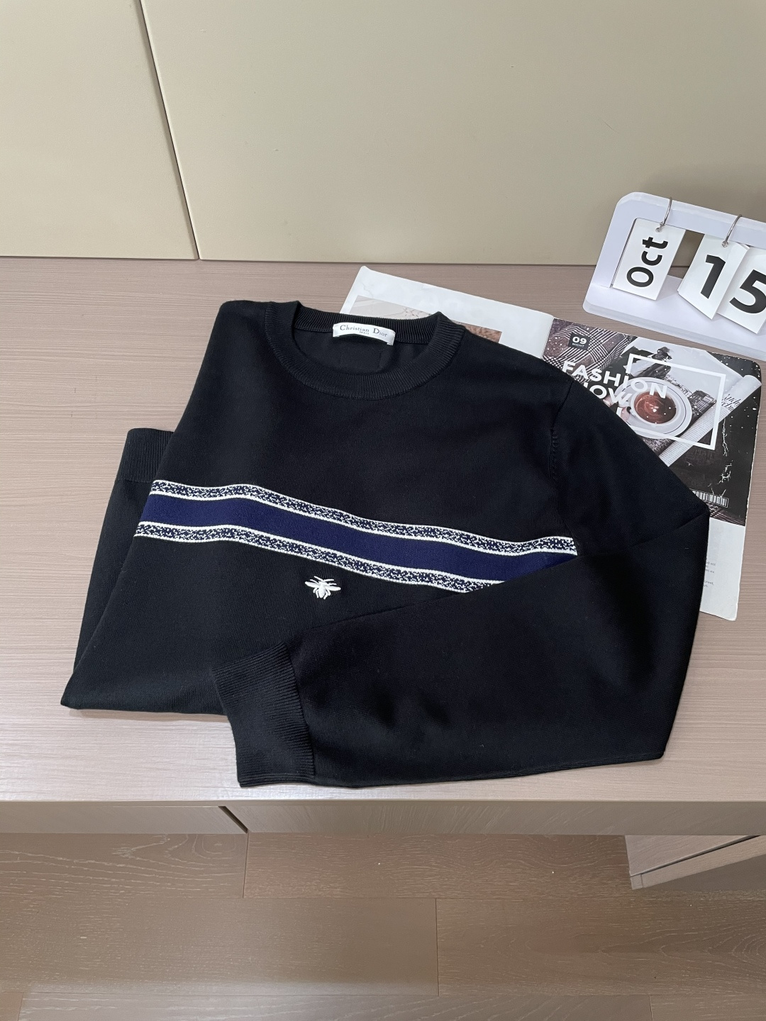 Dior 2025秋冬 高级定制 都市风十足 经典简约大气圆领打底针织毛衣。 采用进口羊毛混纺面料 柔软