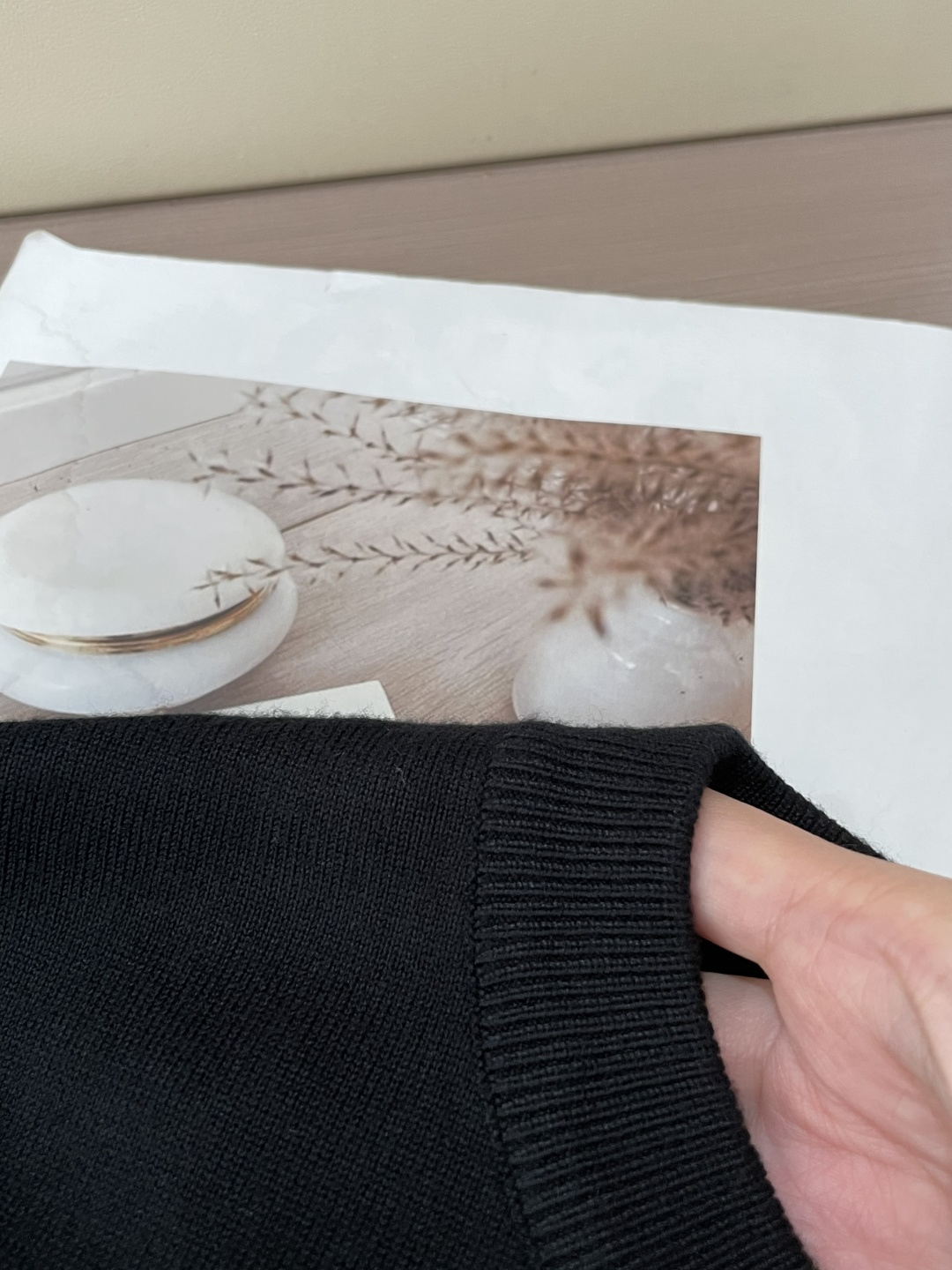 Dior 2025秋冬 高级定制 都市风十足 经典简约大气圆领打底针织毛衣。 采用进口羊毛混纺面料 柔软