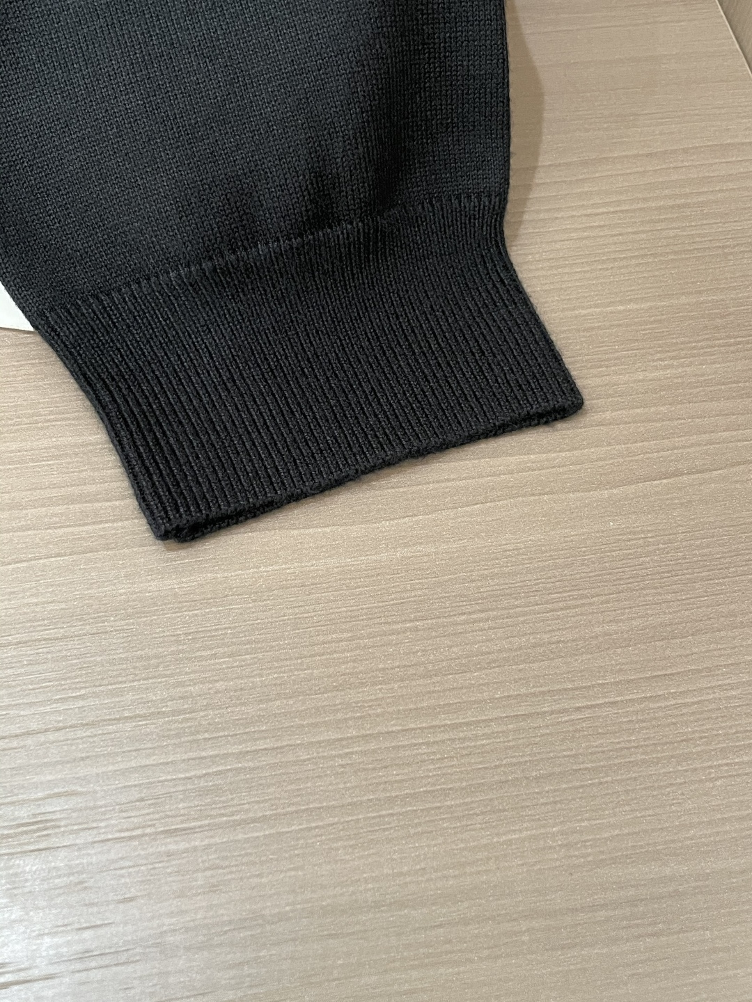 Dior 2025秋冬 高级定制 都市风十足 经典简约大气圆领打底针织毛衣。 采用进口羊毛混纺面料 柔软