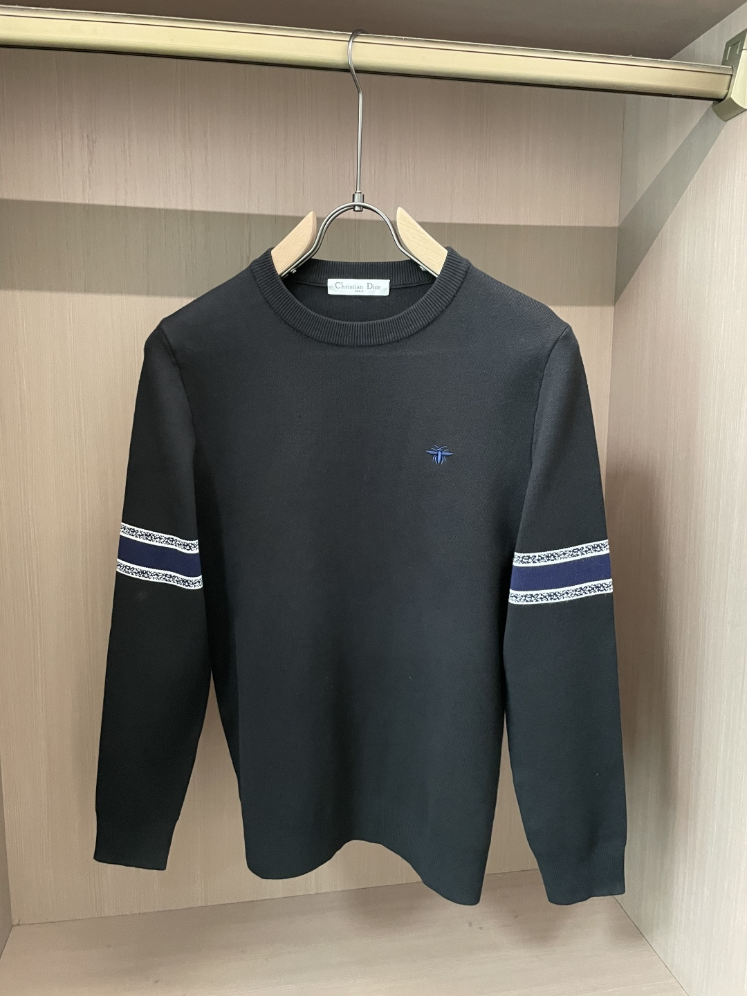 NO:614814,Dior 2025 Autumn and Winter, high-end customization, full of urban style, classic, simple and elegant round neck base knitted sweater. Made of imported wool blended fabric, soft and delicate. A basic base base is indispensable in men's wardrobe. It can be used to match various clothes anytime and anywhere to meet your daily needs. The design of the clothes is very simple, dear friends, hurry up and get it!  Size M-XXXL,,dior,sweaters,alexander wang19860909Dior 2025秋冬 高级定制 都市风十足 经典简约大气圆领打底针织毛衣. 采用进口羊毛混纺面料 柔软细腻 男人的衣柜都少不了基础打底 随时随地都可以拿来搭配各种服饰 满足您日常生活需求 .衣服设计非常的简洁 , 亲们赶紧入手！ 尺码M-XXXL,,dior,sweaters,alexander wang,Men's clothing