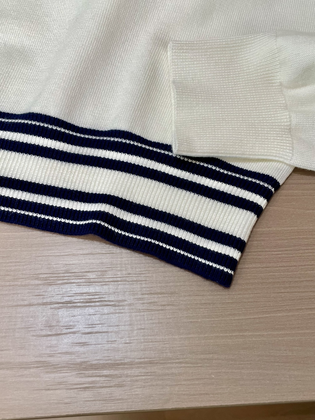 拉夫劳伦 2025秋冬 高级定制 都市风十足 经典简约大气圆领打底针织毛衣。 采用进口羊毛混纺面料 柔软