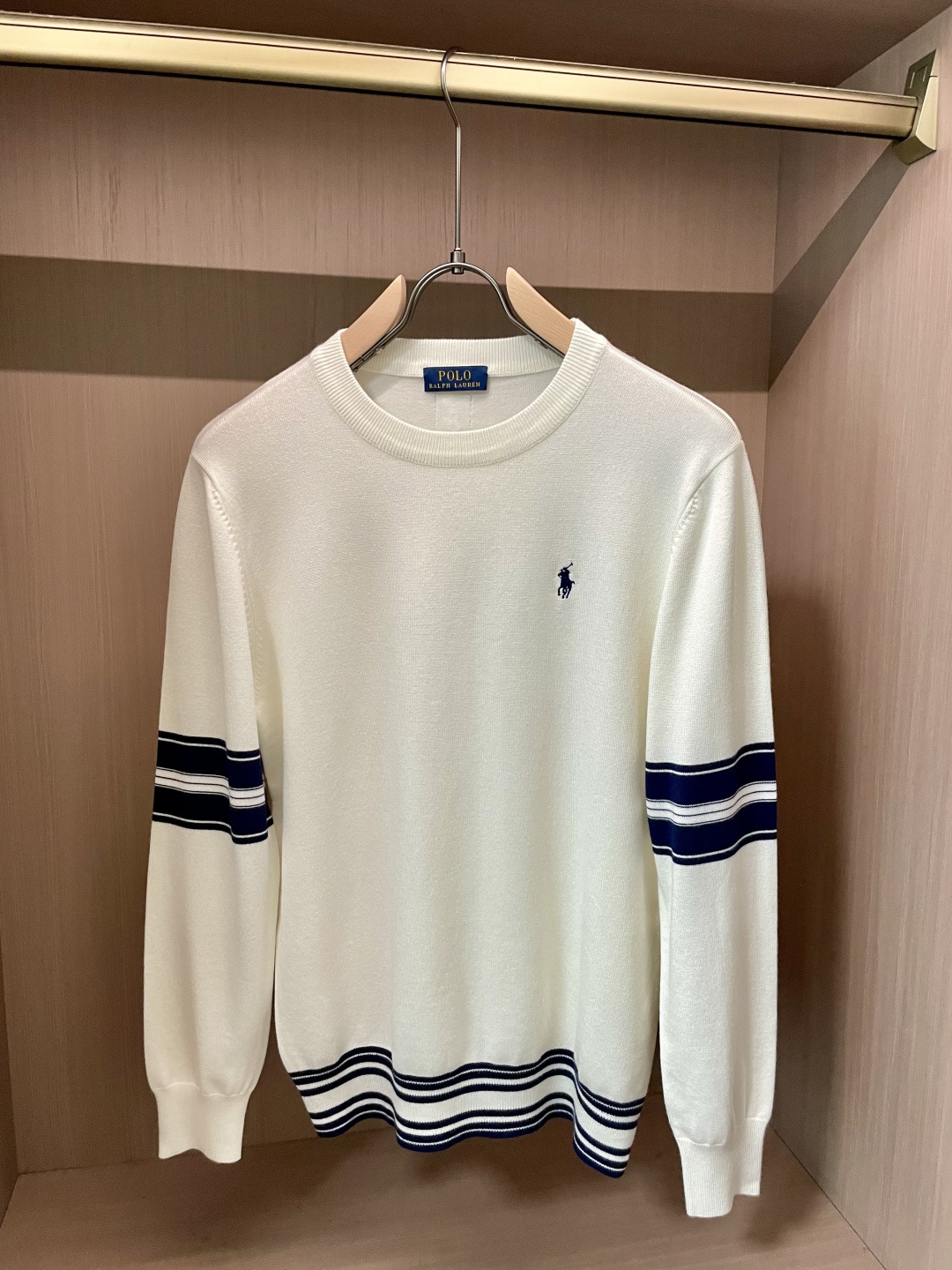 拉夫劳伦 2025秋冬 高级定制 都市风十足 经典简约大气圆领打底针织毛衣。 采用进口羊毛混纺面料 柔软