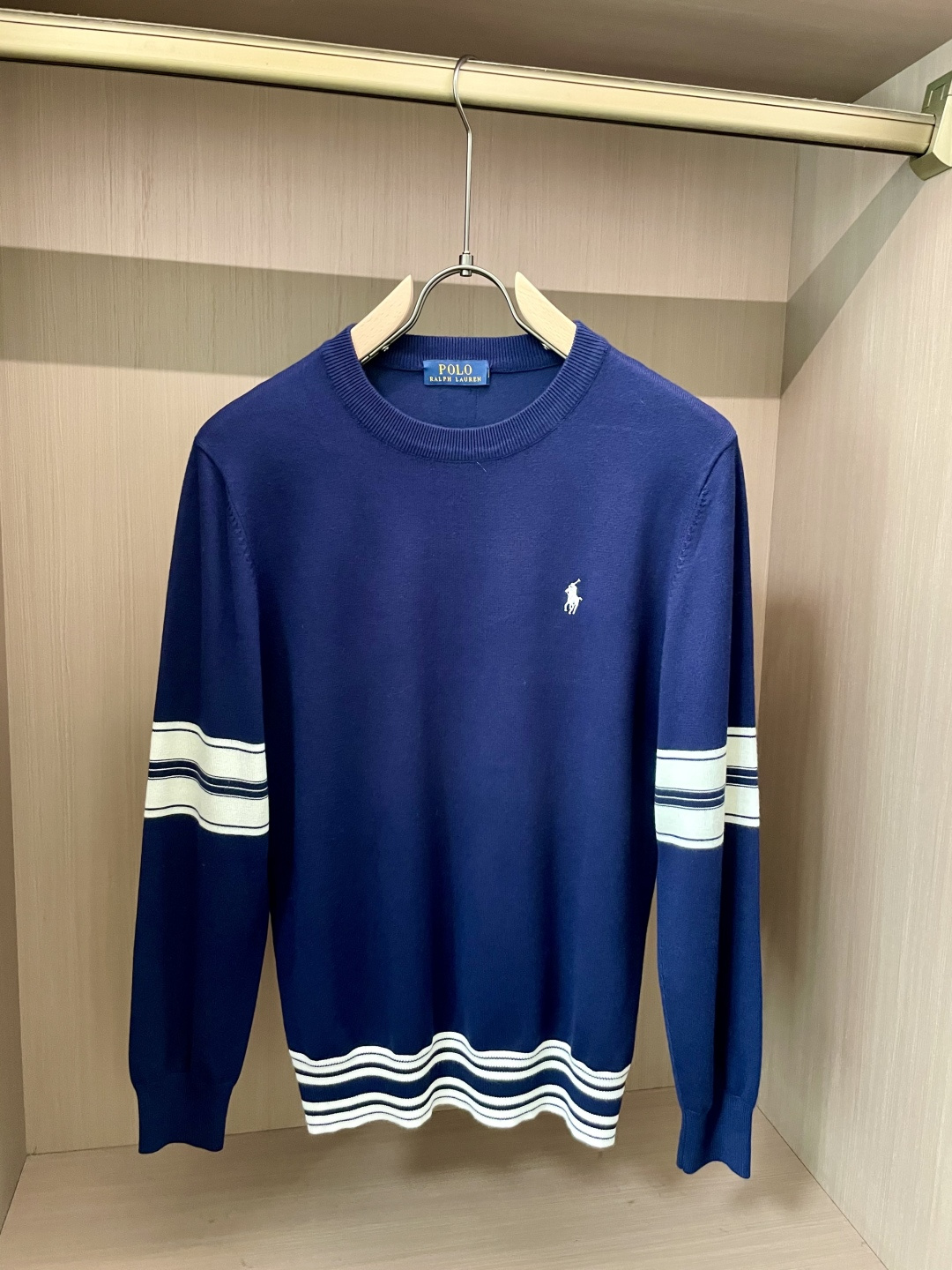 拉夫劳伦 2025秋冬 高级定制 都市风十足 经典简约大气圆领打底针织毛衣。 采用进口羊毛混纺面料 柔软