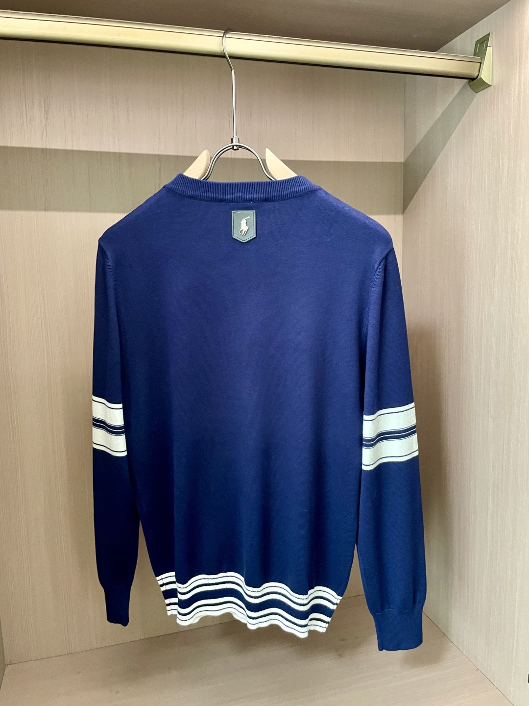 拉夫劳伦 2025秋冬 高级定制 都市风十足 经典简约大气圆领打底针织毛衣。 采用进口羊毛混纺面料 柔软