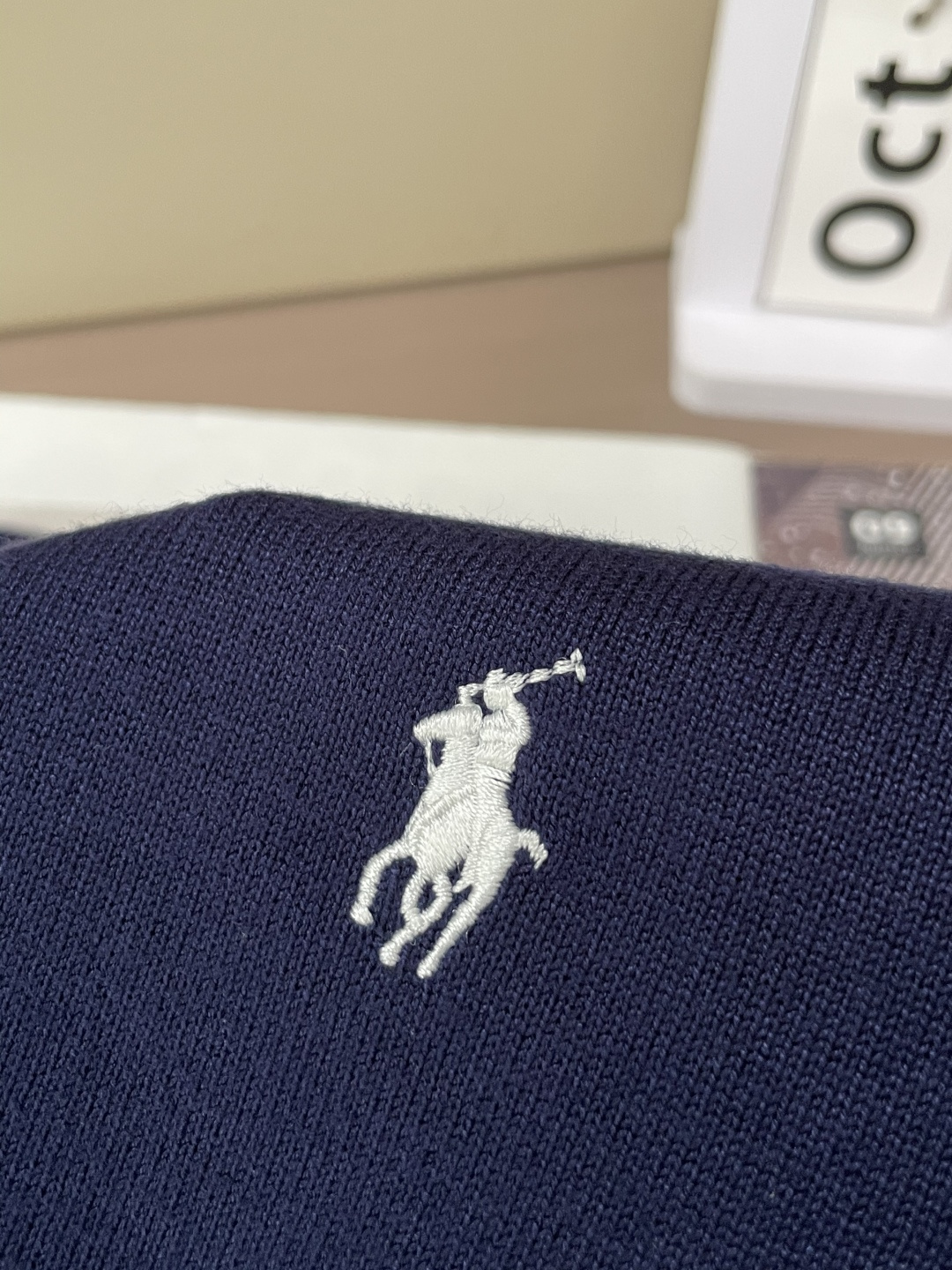 拉夫劳伦 2025秋冬 高级定制 都市风十足 经典简约大气圆领打底针织毛衣。 采用进口羊毛混纺面料 柔软