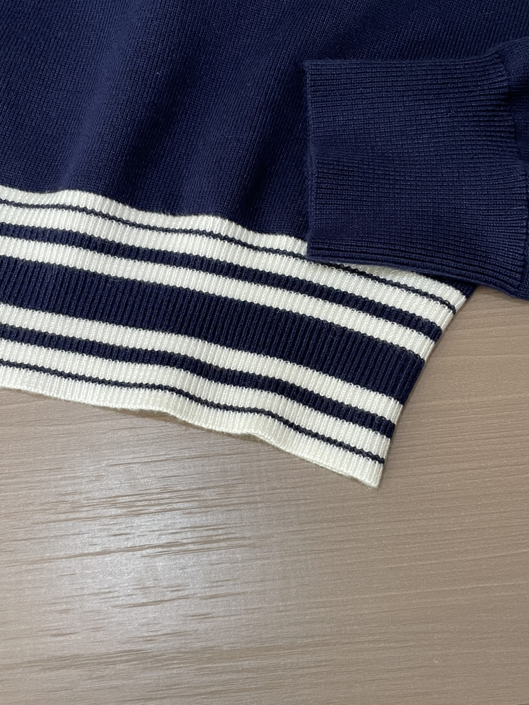 拉夫劳伦 2025秋冬 高级定制 都市风十足 经典简约大气圆领打底针织毛衣。 采用进口羊毛混纺面料 柔软