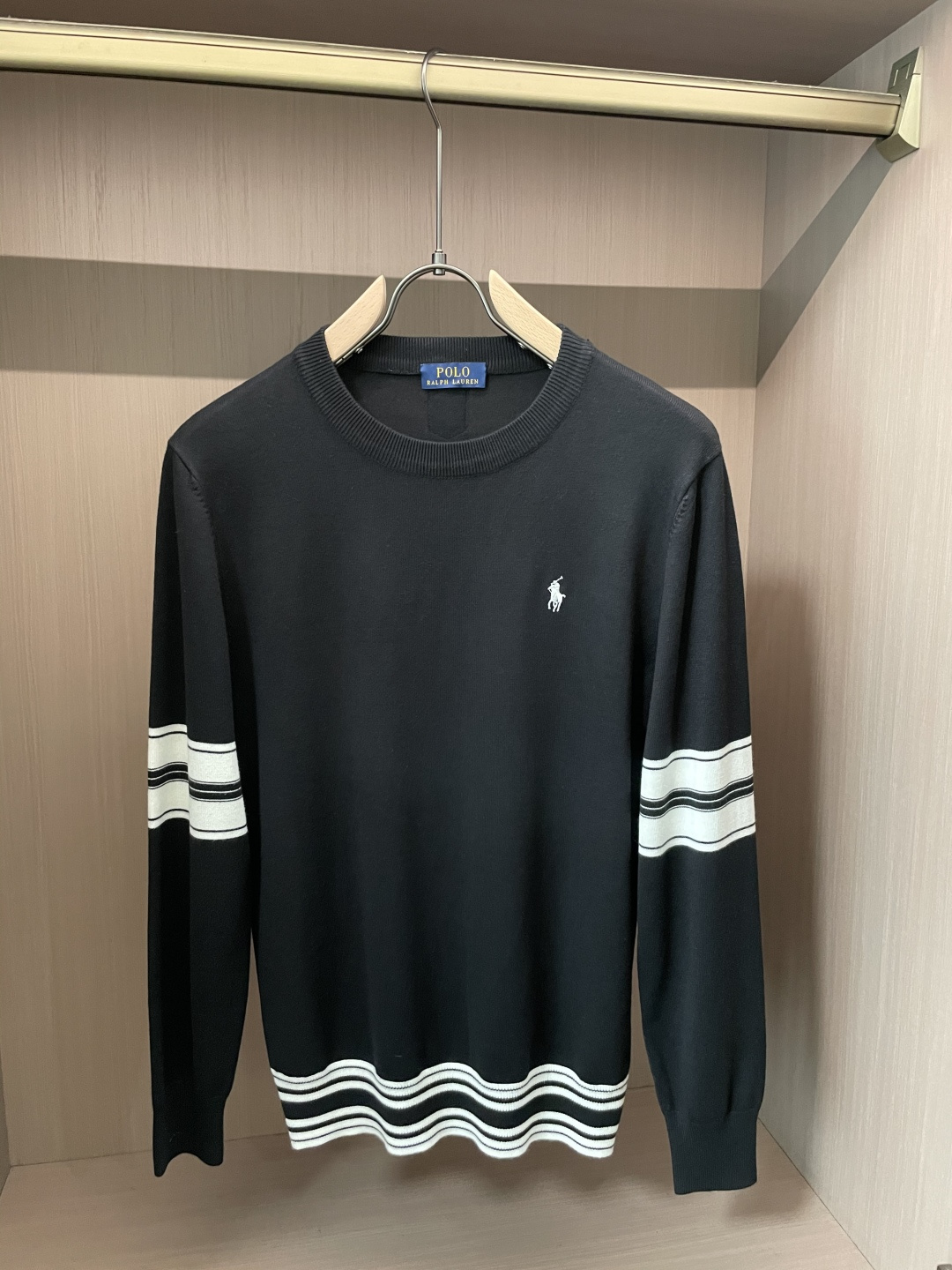 NO:614817,Ralph Lauren 2025 Autumn and Winter, high-end customization, full of urban style, classic, simple and elegant round neck base knitted sweater. Made of imported wool blended fabric, soft and delicate. A basic base base is indispensable in men's wardrobe. It can be used to match various clothes anytime and anywhere to meet your daily needs. The design of the clothes is very simple, dear friends, hurry up and get it!  Size M-XXXL,,sweaters,alexander wang19860909拉夫劳伦 2025秋冬 高级定制 都市风十足 经典简约大气圆领打底针织毛衣. 采用进口羊毛混纺面料 柔软细腻 男人的衣柜都少不了基础打底 随时随地都可以拿来搭配各种服饰 满足您日常生活需求 .衣服设计非常的简洁 , 亲们赶紧入手！ 尺码M-XXXL,,sweaters,alexander wang,Men's clothing