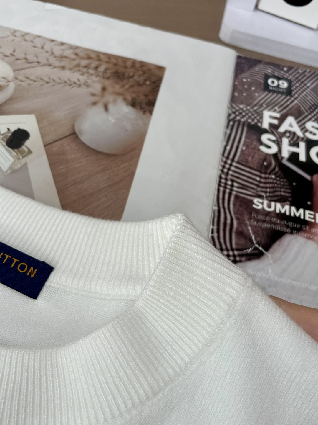 Lv 2025秋冬 高级定制 都市风十足 经典简约大气圆领打底针织毛衣。 采用进口羊毛混纺面料 柔软细腻