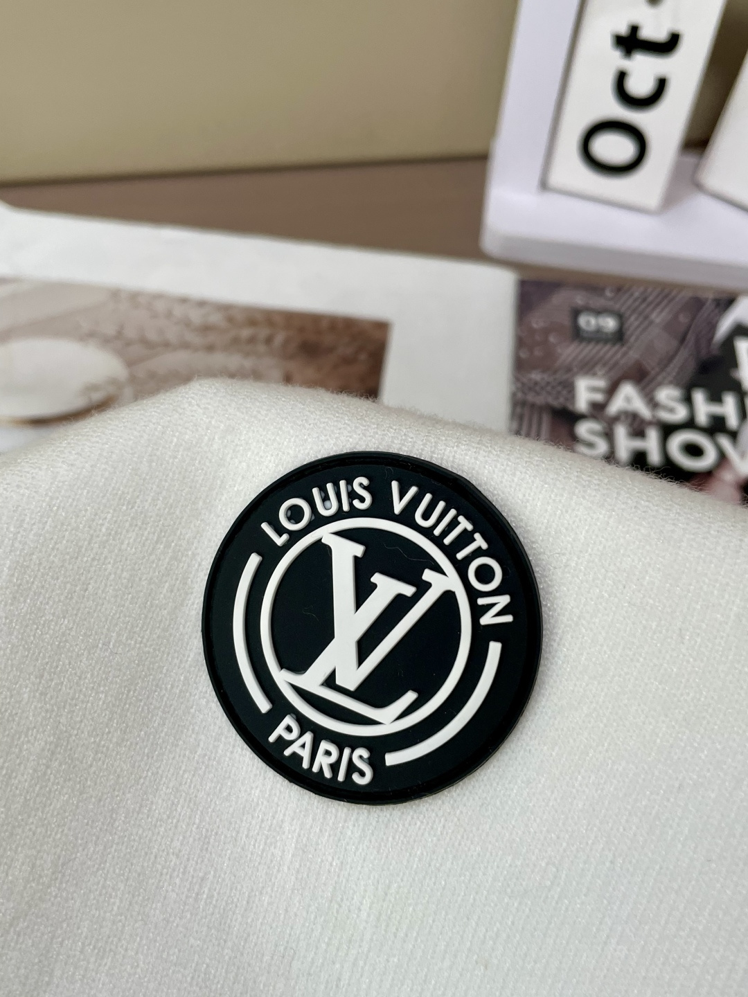 Lv 2025秋冬 高级定制 都市风十足 经典简约大气圆领打底针织毛衣。 采用进口羊毛混纺面料 柔软细腻