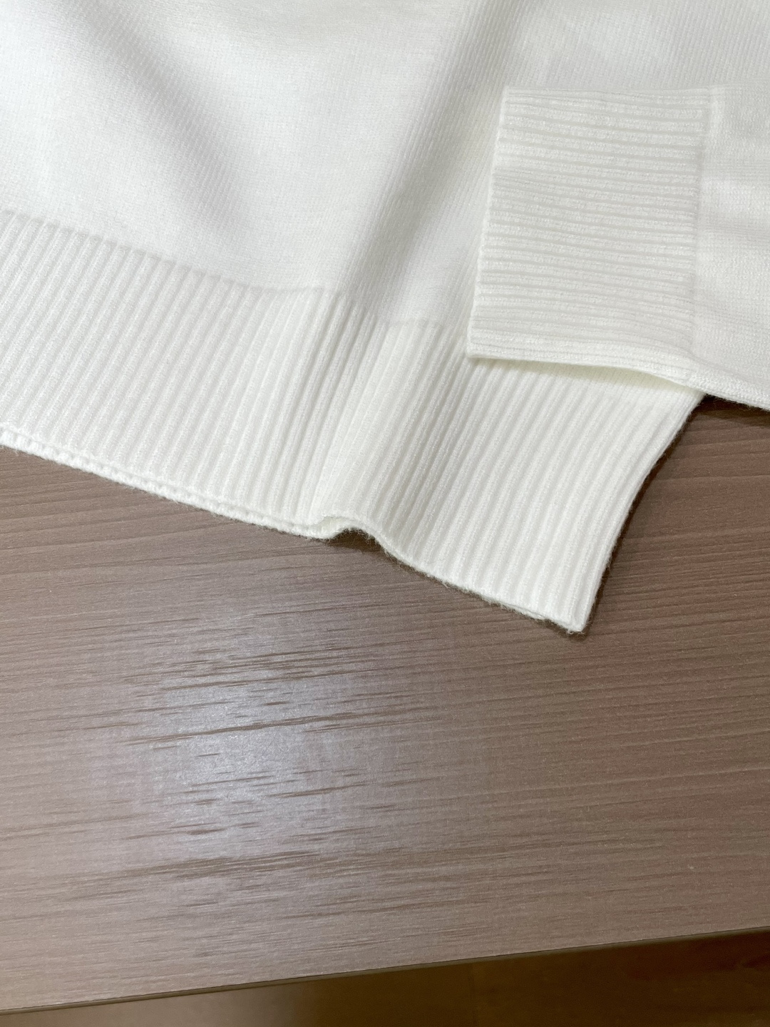 Lv 2025秋冬 高级定制 都市风十足 经典简约大气圆领打底针织毛衣。 采用进口羊毛混纺面料 柔软细腻