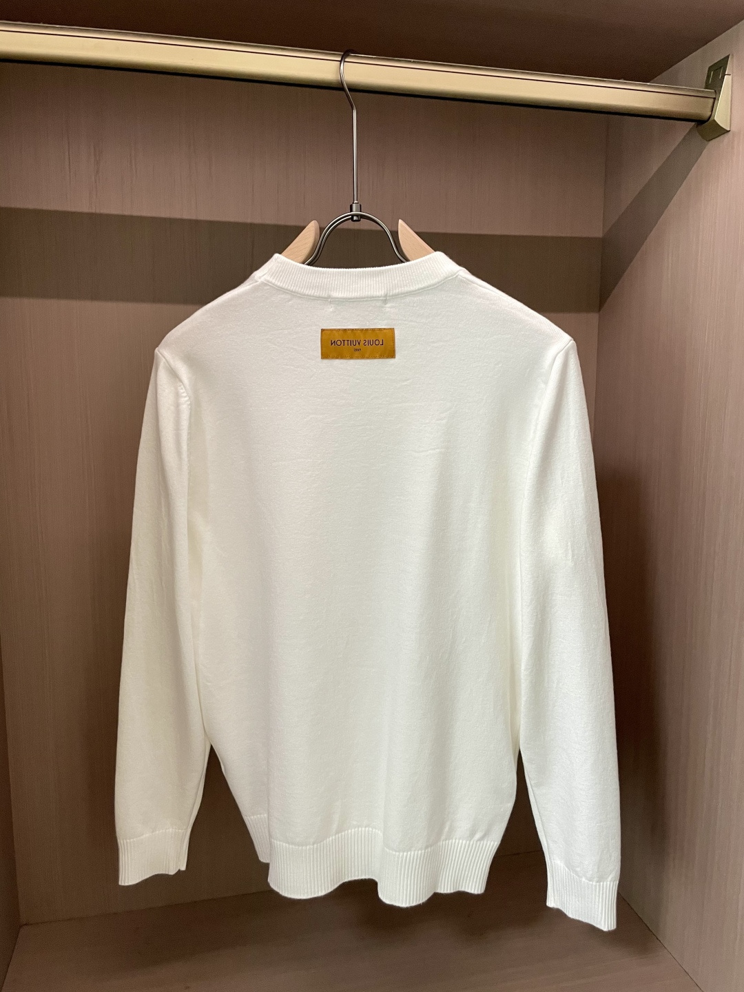 Lv 2025秋冬 高级定制 都市风十足 经典简约大气圆领打底针织毛衣。 采用进口羊毛混纺面料 柔软细腻