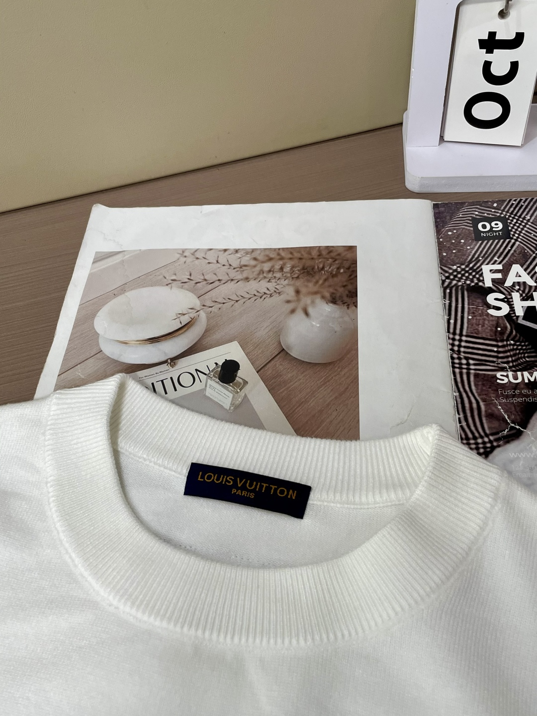 Lv 2025秋冬 高级定制 都市风十足 经典简约大气圆领打底针织毛衣。 采用进口羊毛混纺面料 柔软细腻