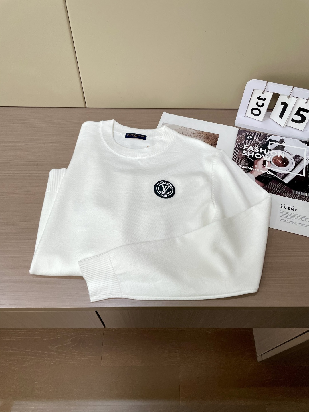 Lv 2025秋冬 高级定制 都市风十足 经典简约大气圆领打底针织毛衣。 采用进口羊毛混纺面料 柔软细腻