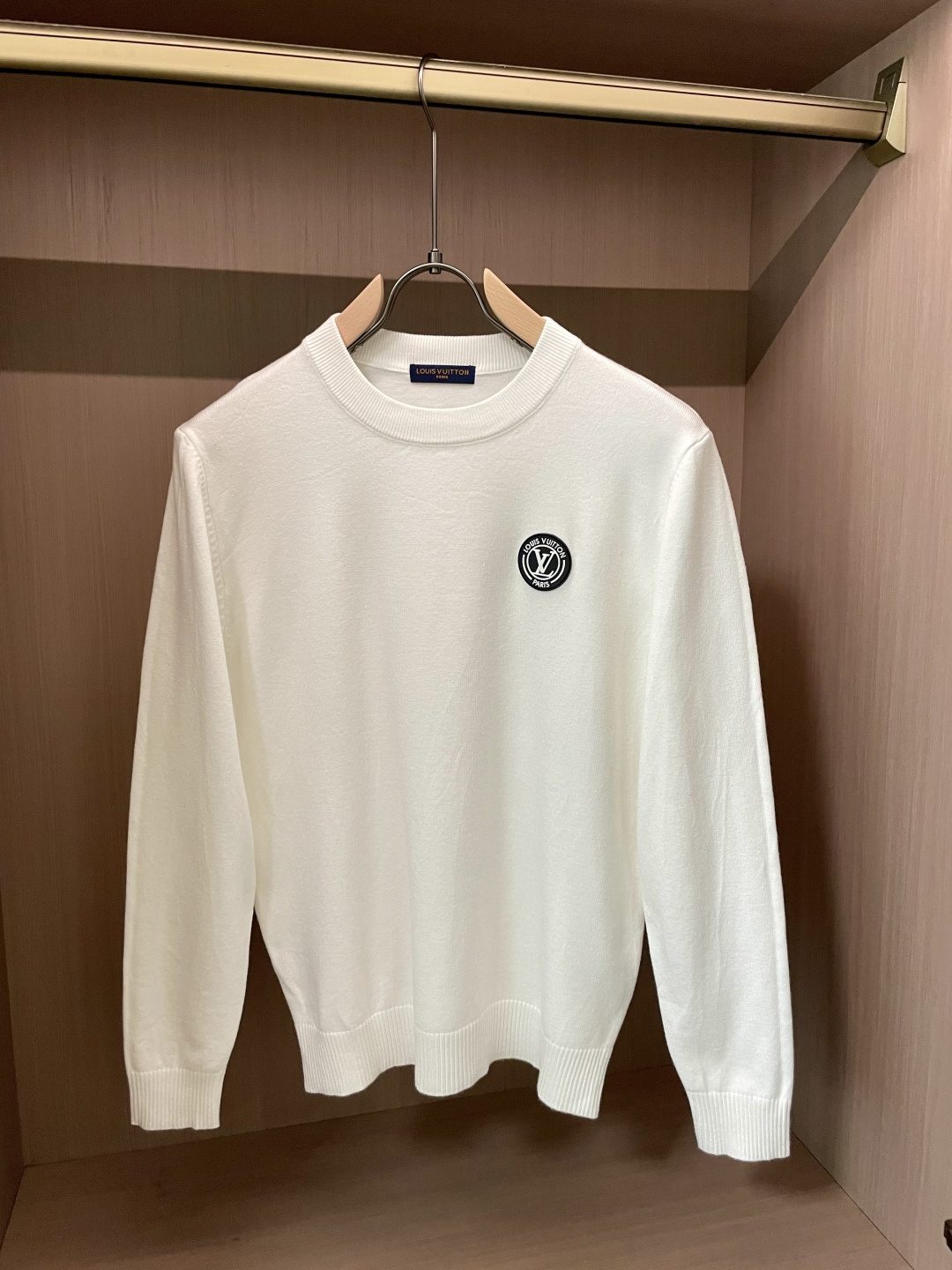 Lv 2025秋冬 高级定制 都市风十足 经典简约大气圆领打底针织毛衣。 采用进口羊毛混纺面料 柔软细腻