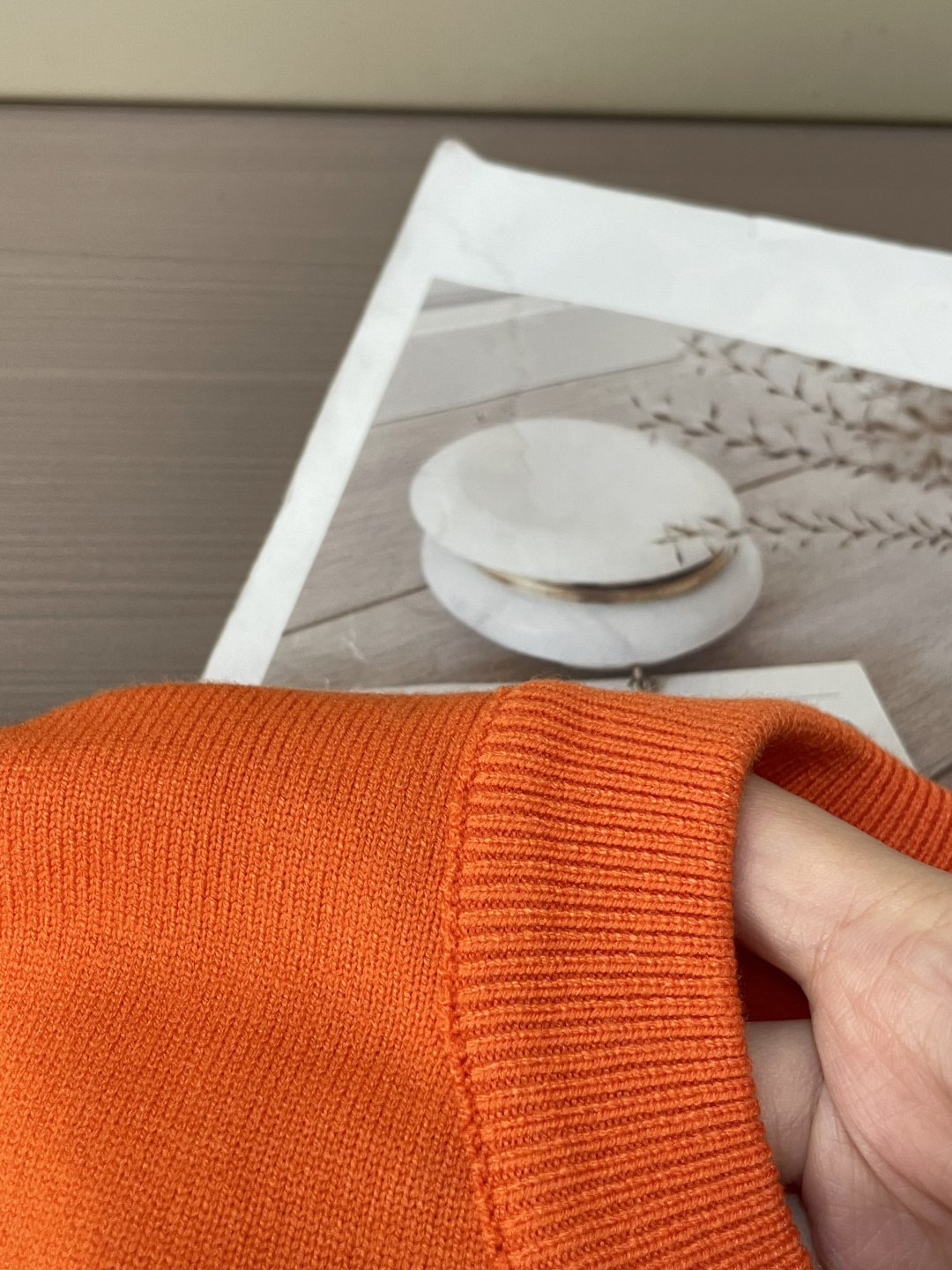 Lv 2025秋冬 高级定制 都市风十足 经典简约大气圆领打底针织毛衣。 采用进口羊毛混纺面料 柔软细腻