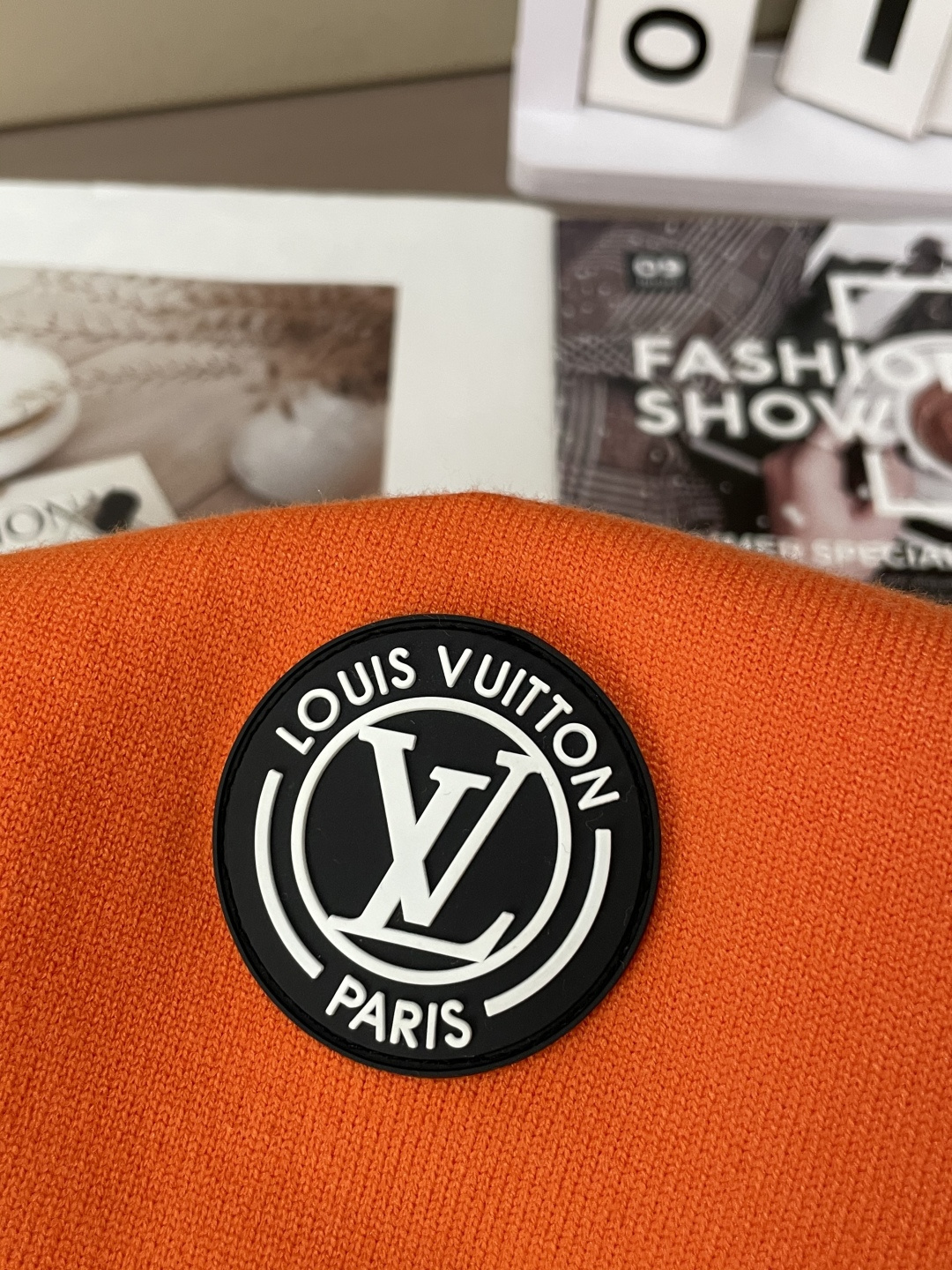 Lv 2025秋冬 高级定制 都市风十足 经典简约大气圆领打底针织毛衣。 采用进口羊毛混纺面料 柔软细腻