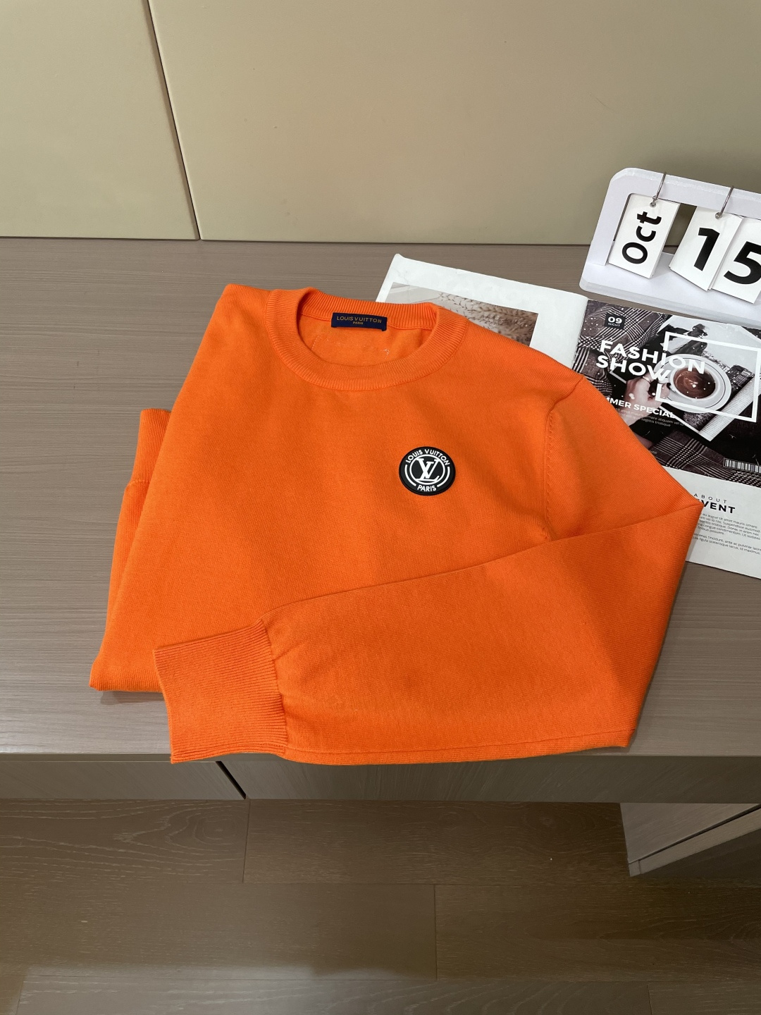 Lv 2025秋冬 高级定制 都市风十足 经典简约大气圆领打底针织毛衣。 采用进口羊毛混纺面料 柔软细腻