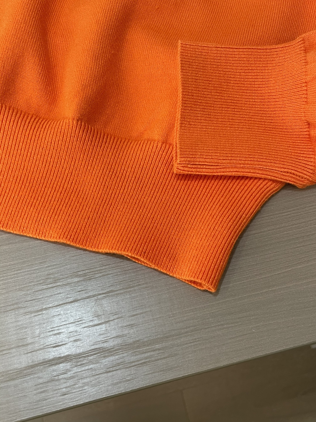 Lv 2025秋冬 高级定制 都市风十足 经典简约大气圆领打底针织毛衣。 采用进口羊毛混纺面料 柔软细腻