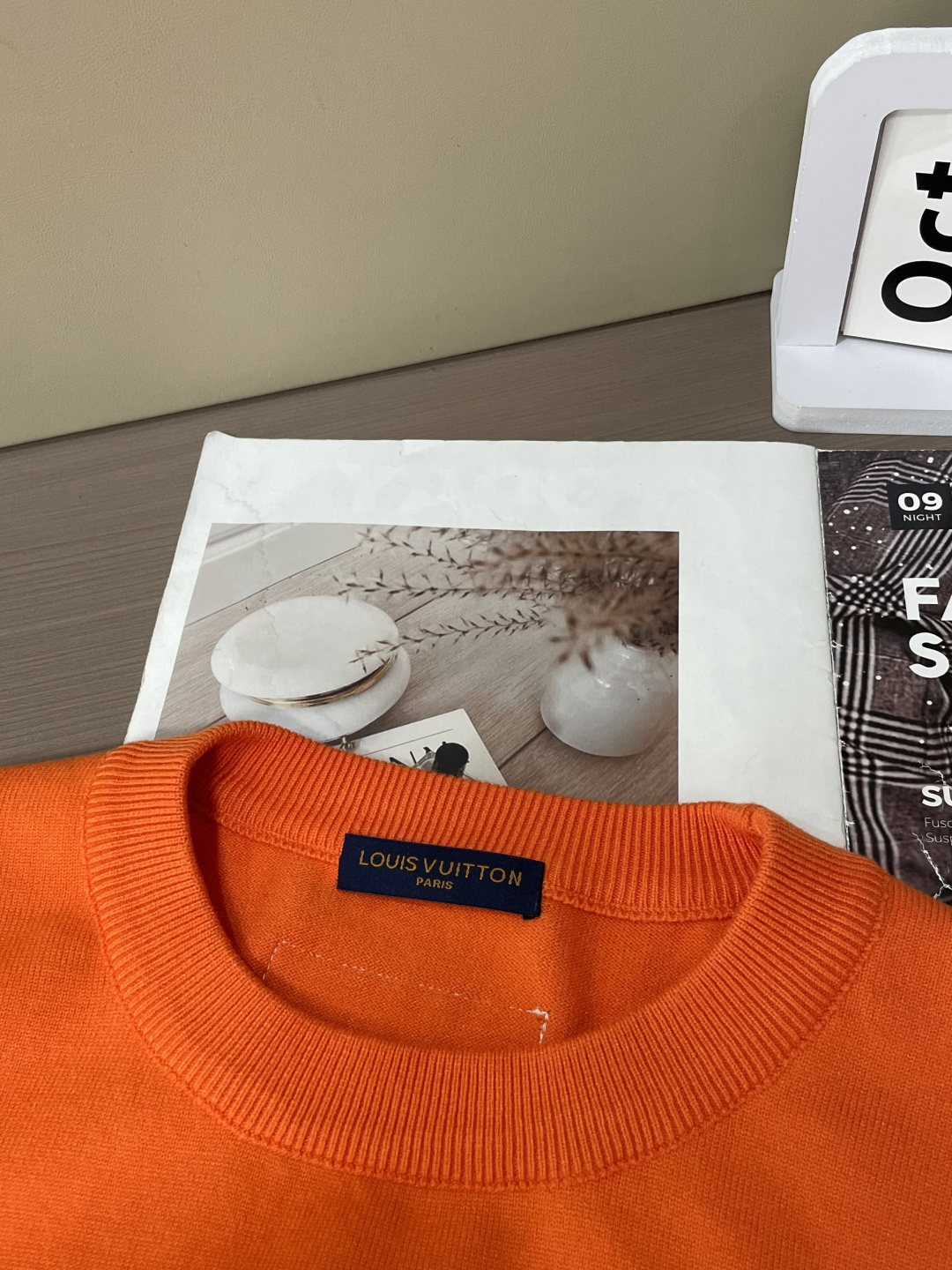 Lv 2025秋冬 高级定制 都市风十足 经典简约大气圆领打底针织毛衣。 采用进口羊毛混纺面料 柔软细腻