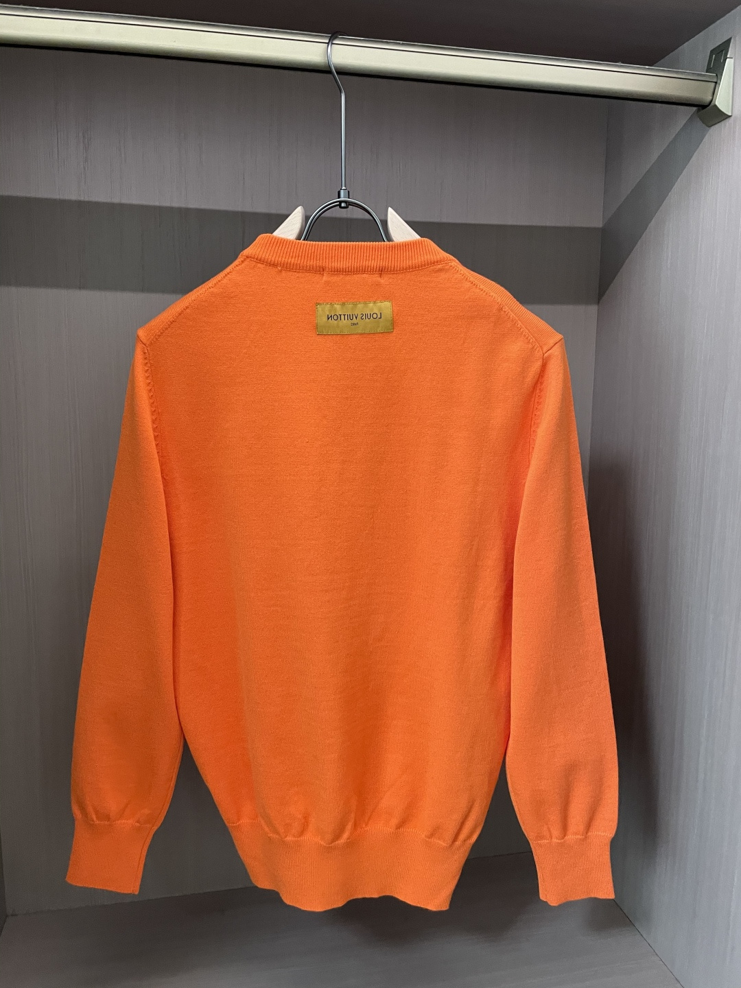 Lv 2025秋冬 高级定制 都市风十足 经典简约大气圆领打底针织毛衣。 采用进口羊毛混纺面料 柔软细腻