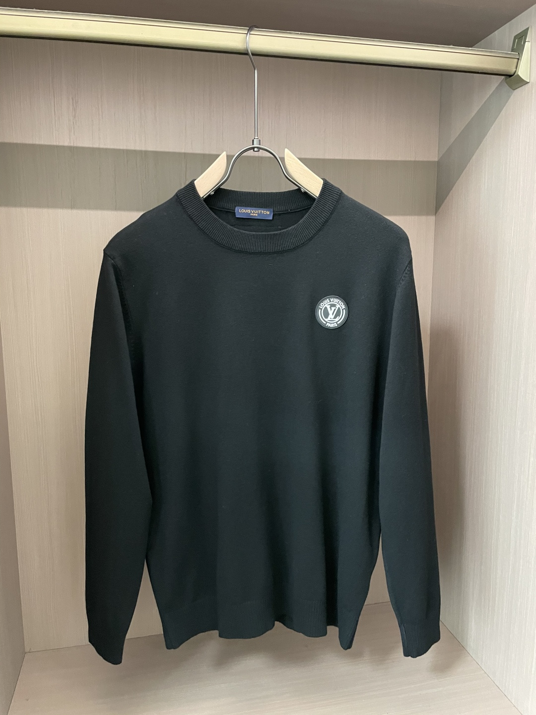 NO:614820,Lv 2025 Autumn and Winter, high-end customization, full of urban style, classic, simple and elegant round-neck base knitted sweater. Made of imported wool blended fabric, soft and delicate. A basic base base is indispensable in men's wardrobe. It can be used to match various clothes anytime and anywhere to meet your daily needs. The design of the clothes is very simple, dear friends, hurry up and get it!  Size M-XXXL,,louis vuitton,sweaters,alexander wang19860909Lv 2025秋冬 高级定制 都市风十足 经典简约大气圆领打底针织毛衣. 采用进口羊毛混纺面料 柔软细腻 男人的衣柜都少不了基础打底 随时随地都可以拿来搭配各种服饰 满足您日常生活需求 .衣服设计非常的简洁 , 亲们赶紧入手！ 尺码M-XXXL,,louis vuitton,sweaters,alexander wang,Men's clothing