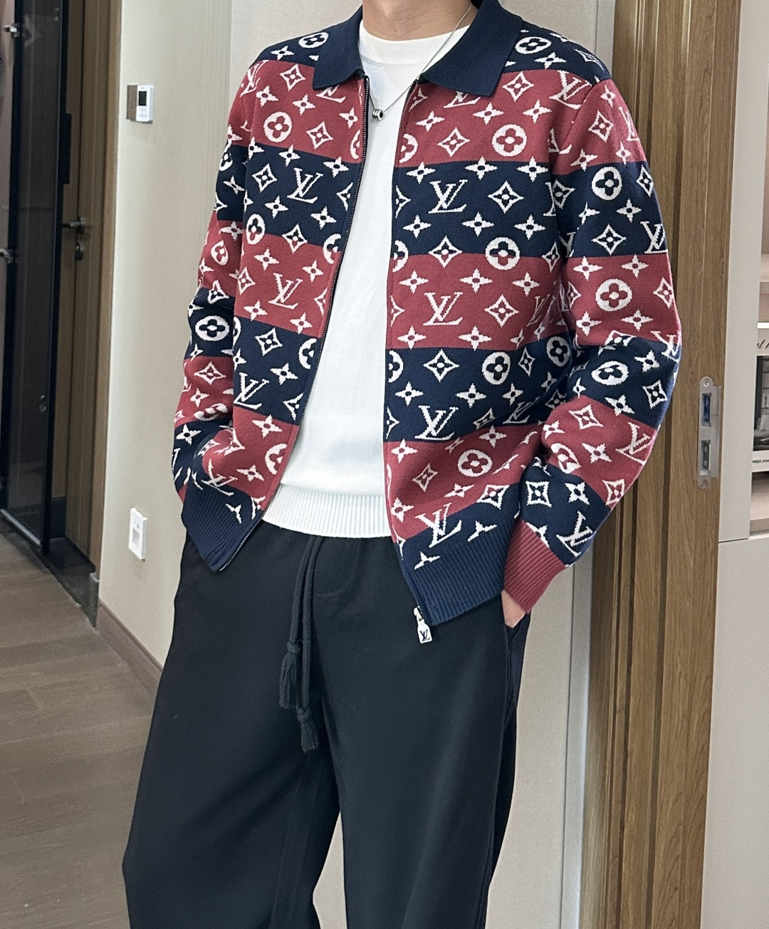 Dior 爆款 2025秋冬 高级定制 都市风十足 加厚款开衫毛衣。 采用进口羊毛混纺面料 柔软细腻 男