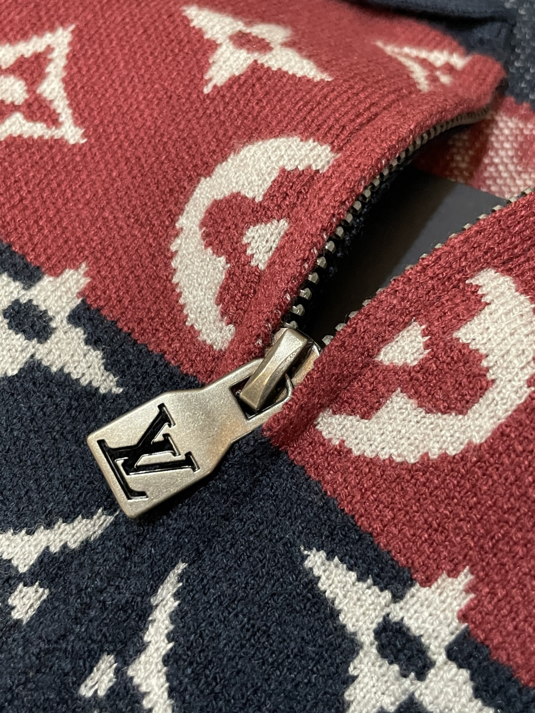 Dior 爆款 2025秋冬 高级定制 都市风十足 加厚款开衫毛衣。 采用进口羊毛混纺面料 柔软细腻 男