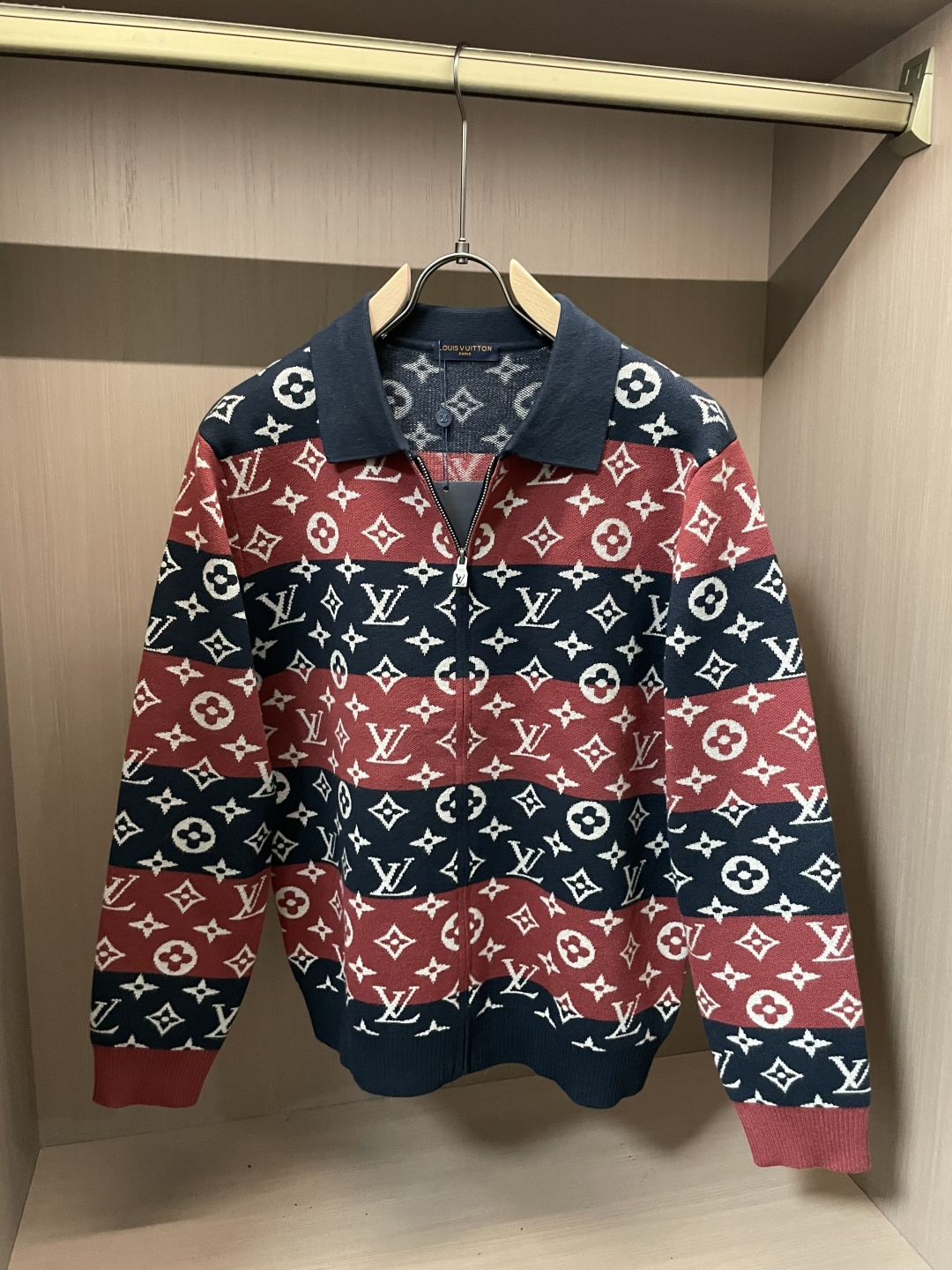 Dior 爆款 2025秋冬 高级定制 都市风十足 加厚款开衫毛衣。 采用进口羊毛混纺面料 柔软细腻 男