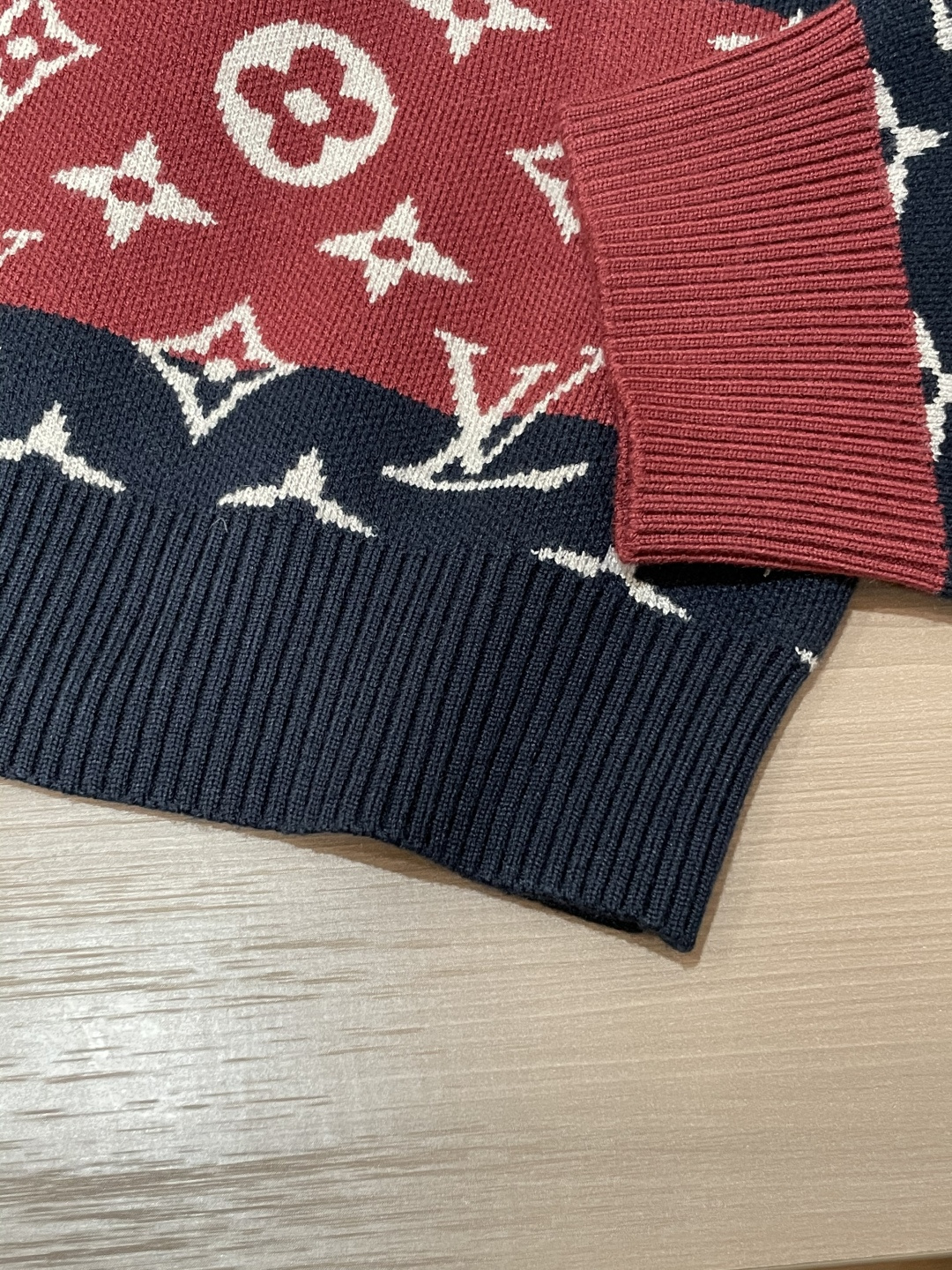 Dior 爆款 2025秋冬 高级定制 都市风十足 加厚款开衫毛衣。 采用进口羊毛混纺面料 柔软细腻 男