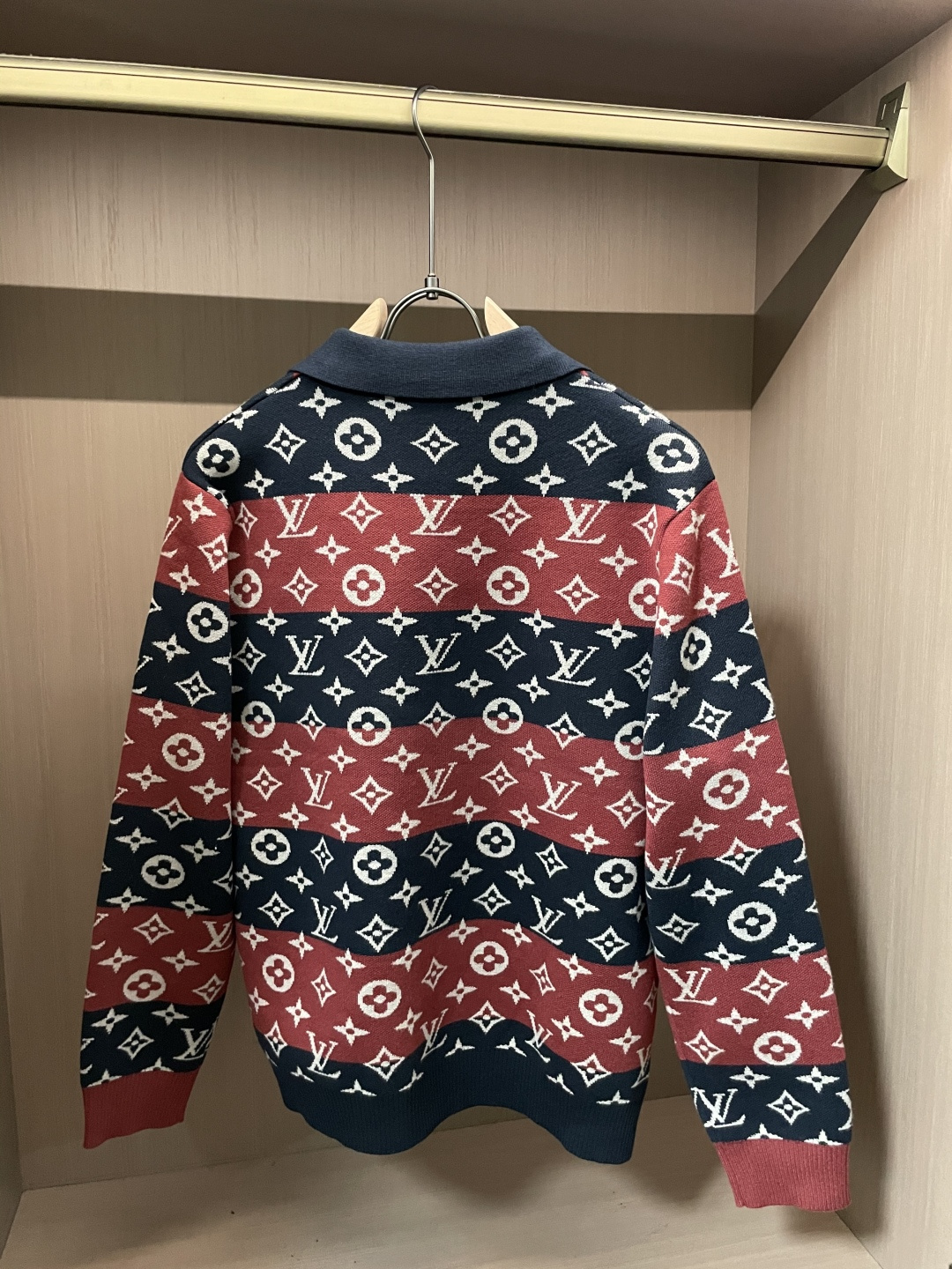 Dior 爆款 2025秋冬 高级定制 都市风十足 加厚款开衫毛衣。 采用进口羊毛混纺面料 柔软细腻 男