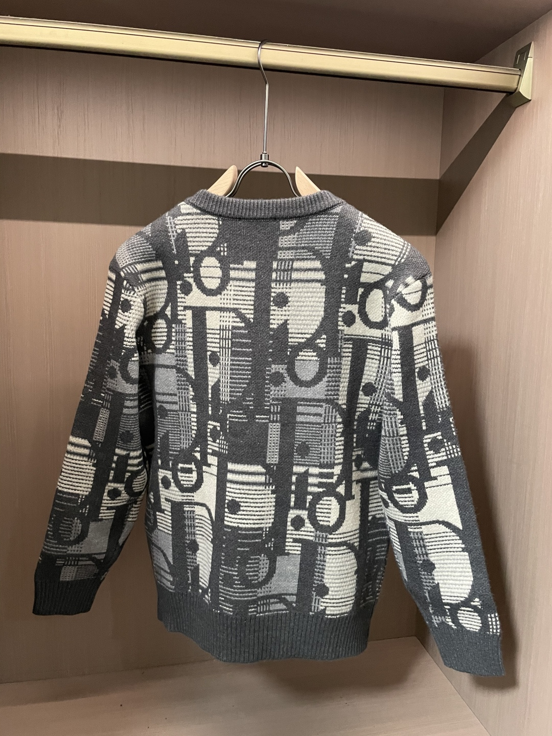 Dior 爆款 2025秋冬 高级定制 都市风十足 加厚款开衫毛衣。 采用进口羊毛混纺面料 柔软细腻 男