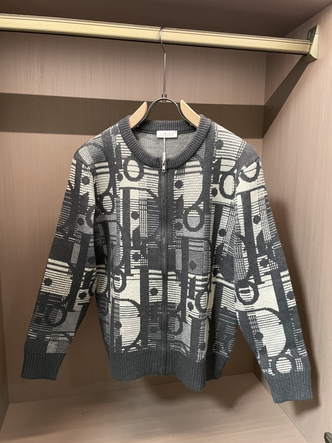 Dior 爆款 2025秋冬 高级定制 都市风十足 加厚款开衫毛衣。 采用进口羊毛混纺面料 柔软细腻 男