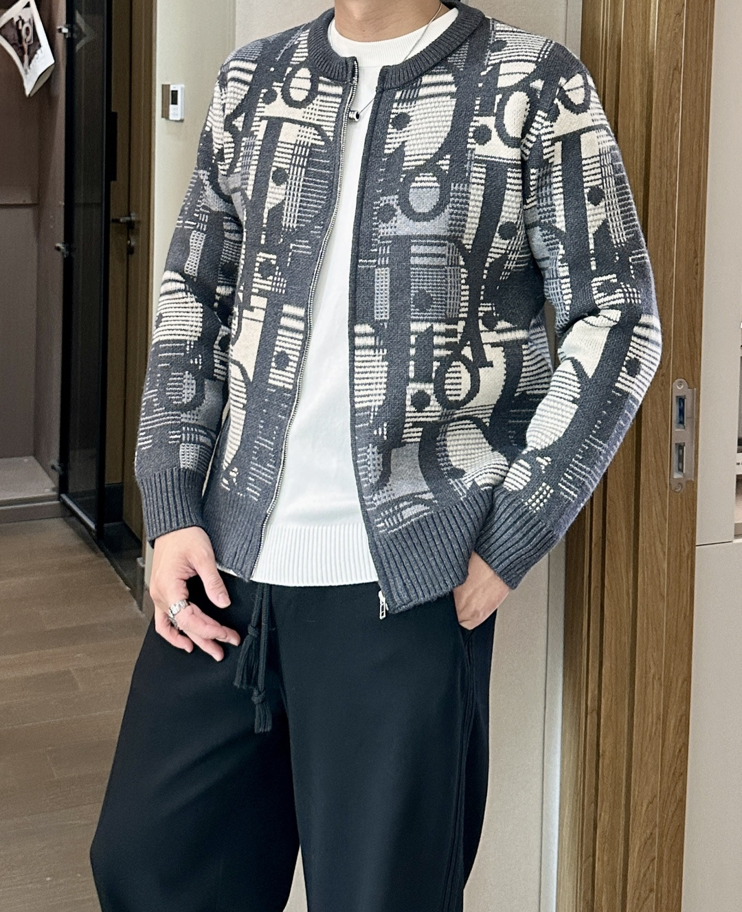 Dior 爆款 2025秋冬 高级定制 都市风十足 加厚款开衫毛衣。 采用进口羊毛混纺面料 柔软细腻 男