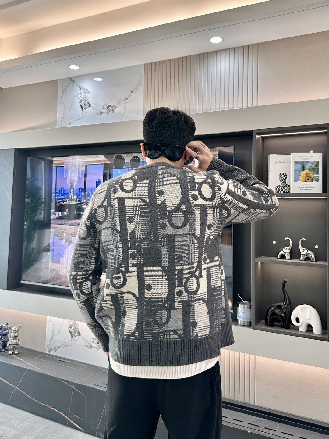 Dior 爆款 2025秋冬 高级定制 都市风十足 加厚款开衫毛衣。 采用进口羊毛混纺面料 柔软细腻 男