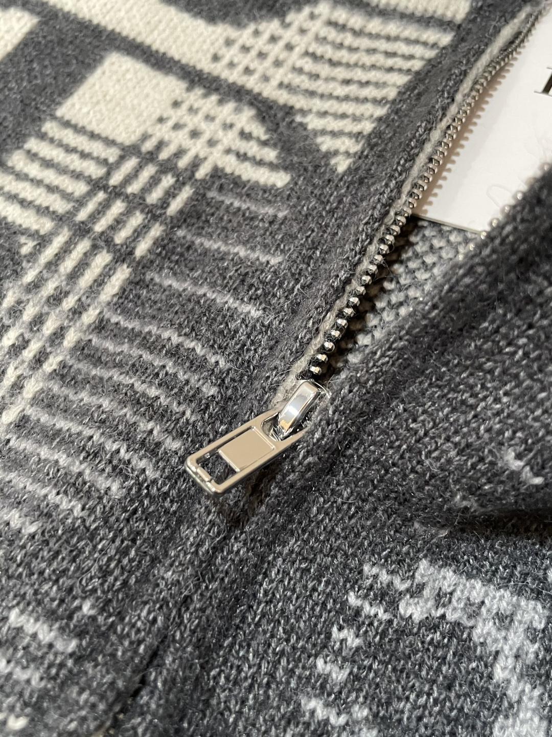 Dior 爆款 2025秋冬 高级定制 都市风十足 加厚款开衫毛衣。 采用进口羊毛混纺面料 柔软细腻 男