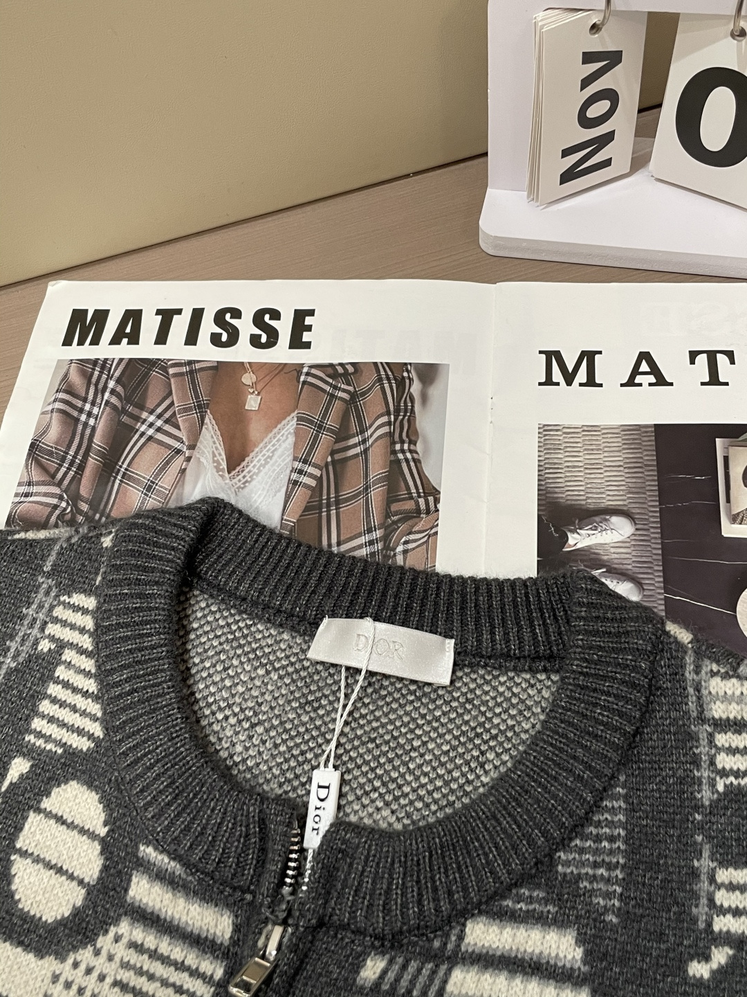 Dior 爆款 2025秋冬 高级定制 都市风十足 加厚款开衫毛衣。 采用进口羊毛混纺面料 柔软细腻 男