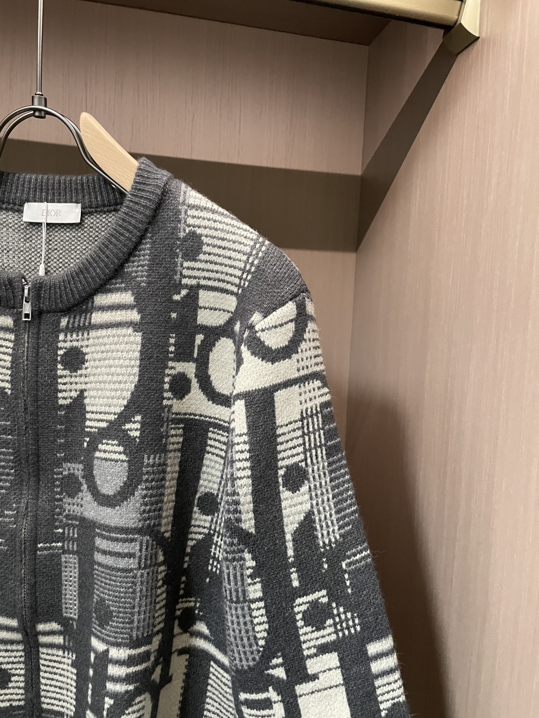 Dior 爆款 2025秋冬 高级定制 都市风十足 加厚款开衫毛衣。 采用进口羊毛混纺面料 柔软细腻 男