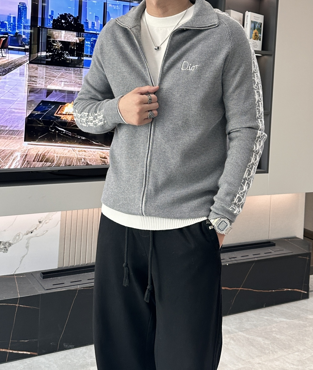 Dior 爆款 2025秋冬 高级定制 都市风十足 加厚款开衫毛衣。 采用进口羊毛混纺面料 柔软细腻 男