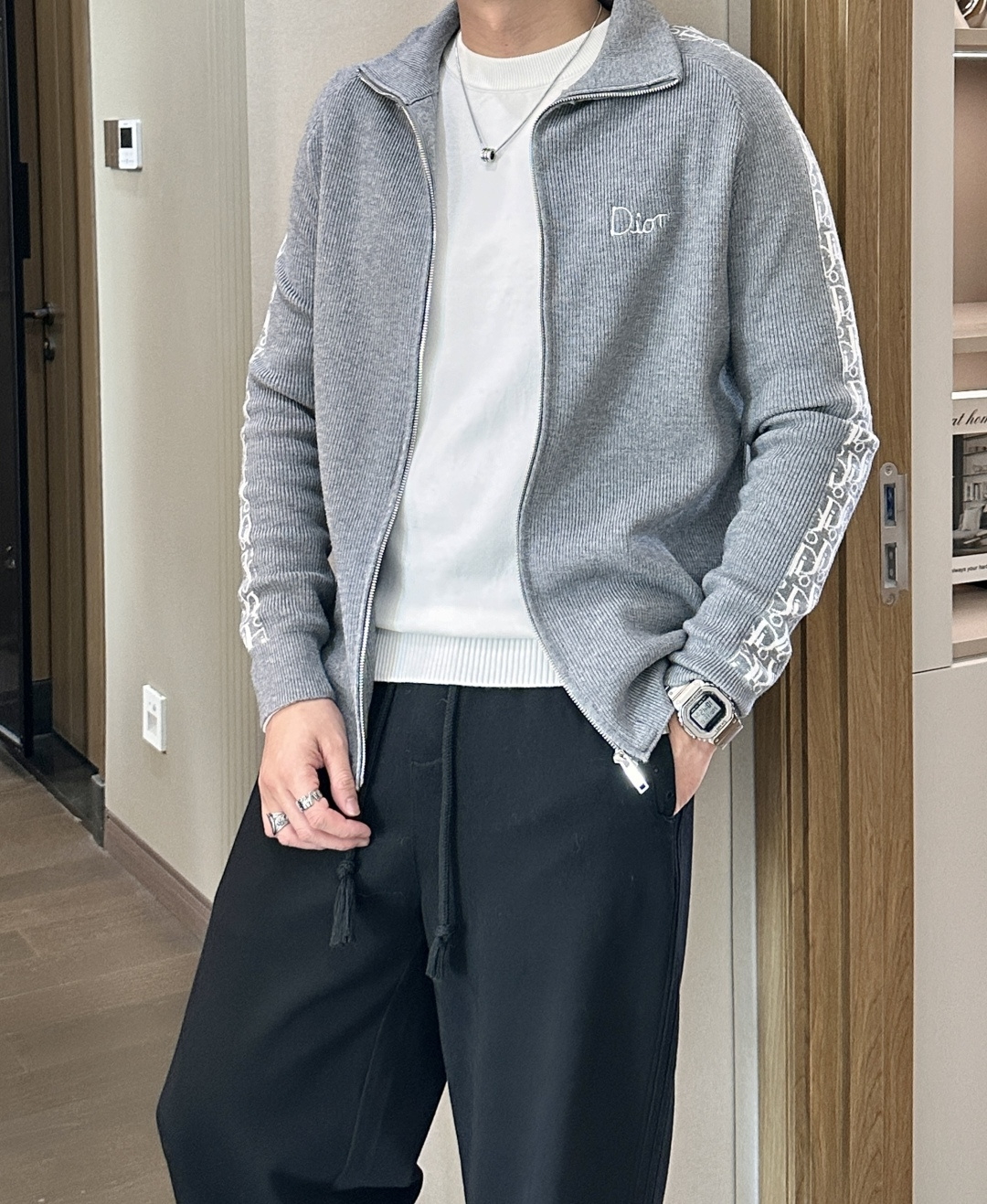 Dior 爆款 2025秋冬 高级定制 都市风十足 加厚款开衫毛衣。 采用进口羊毛混纺面料 柔软细腻 男