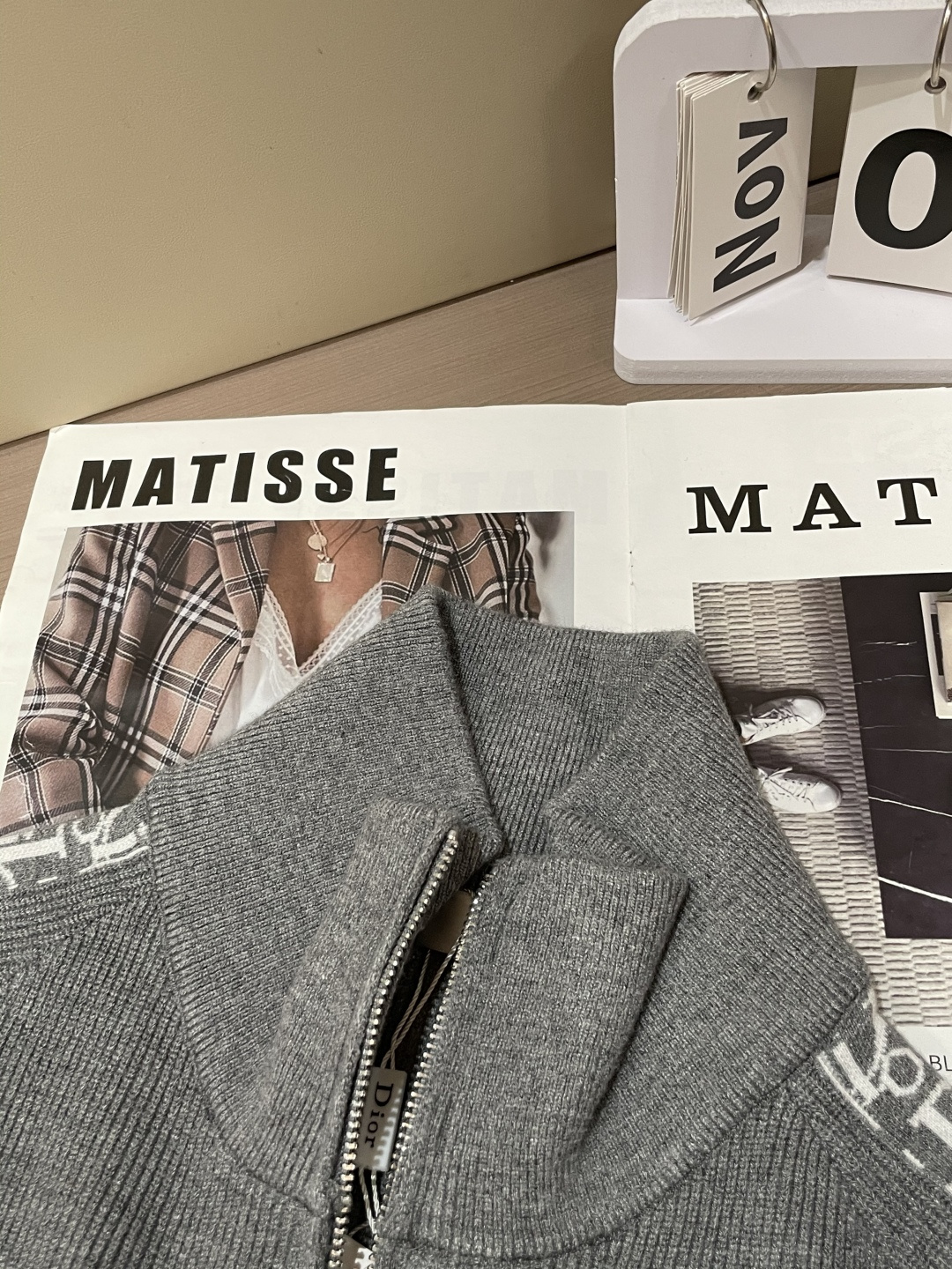 Dior 爆款 2025秋冬 高级定制 都市风十足 加厚款开衫毛衣。 采用进口羊毛混纺面料 柔软细腻 男