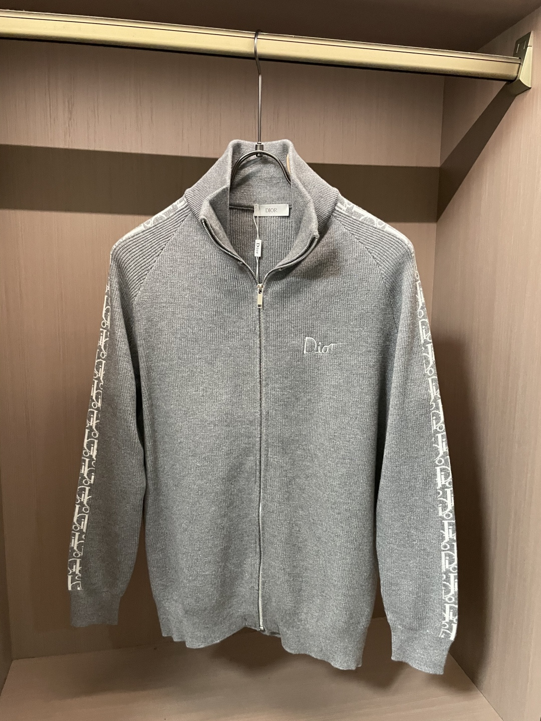 Dior 爆款 2025秋冬 高级定制 都市风十足 加厚款开衫毛衣。 采用进口羊毛混纺面料 柔软细腻 男