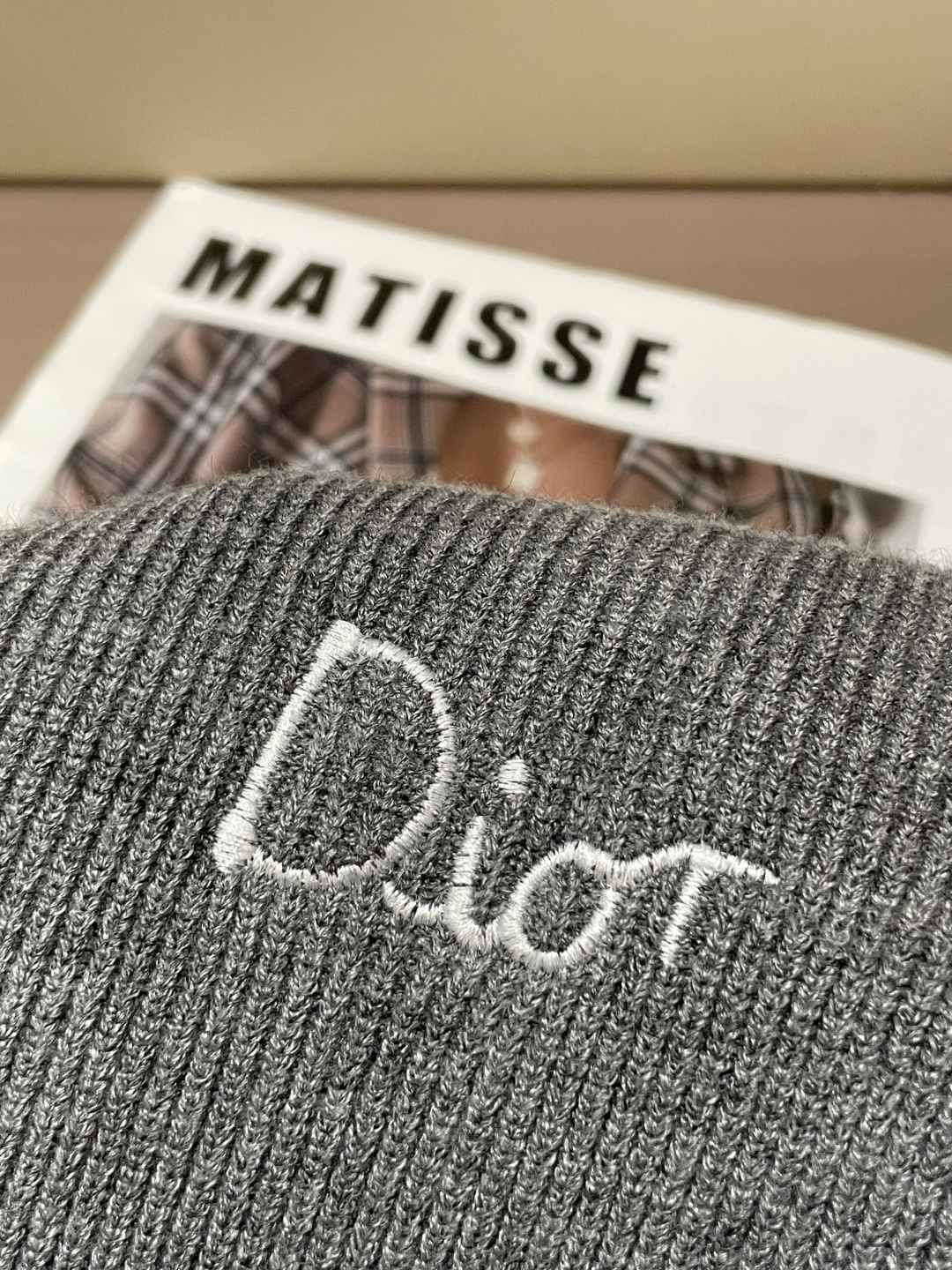 Dior 爆款 2025秋冬 高级定制 都市风十足 加厚款开衫毛衣。 采用进口羊毛混纺面料 柔软细腻 男