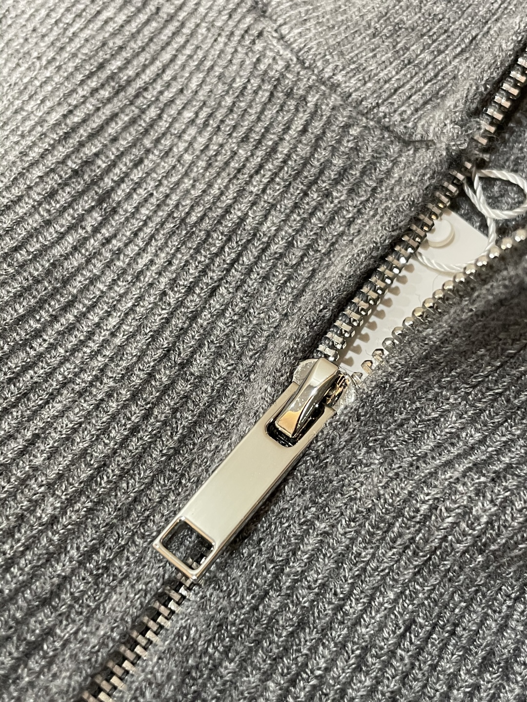 Dior 爆款 2025秋冬 高级定制 都市风十足 加厚款开衫毛衣。 采用进口羊毛混纺面料 柔软细腻 男