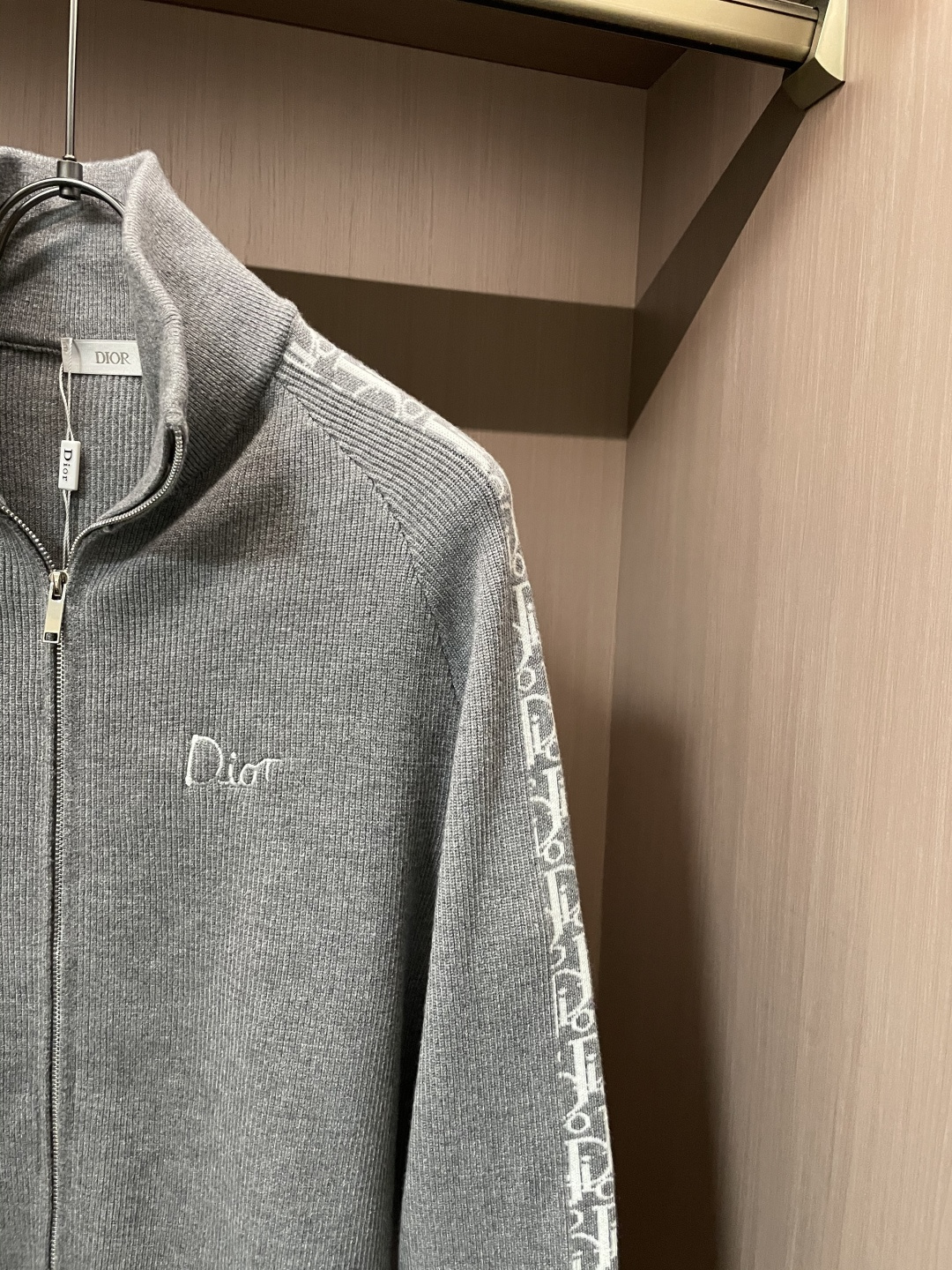 Dior 爆款 2025秋冬 高级定制 都市风十足 加厚款开衫毛衣。 采用进口羊毛混纺面料 柔软细腻 男