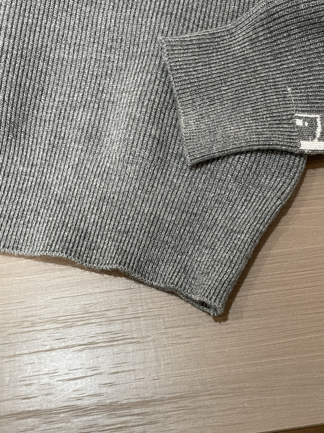 Dior 爆款 2025秋冬 高级定制 都市风十足 加厚款开衫毛衣。 采用进口羊毛混纺面料 柔软细腻 男