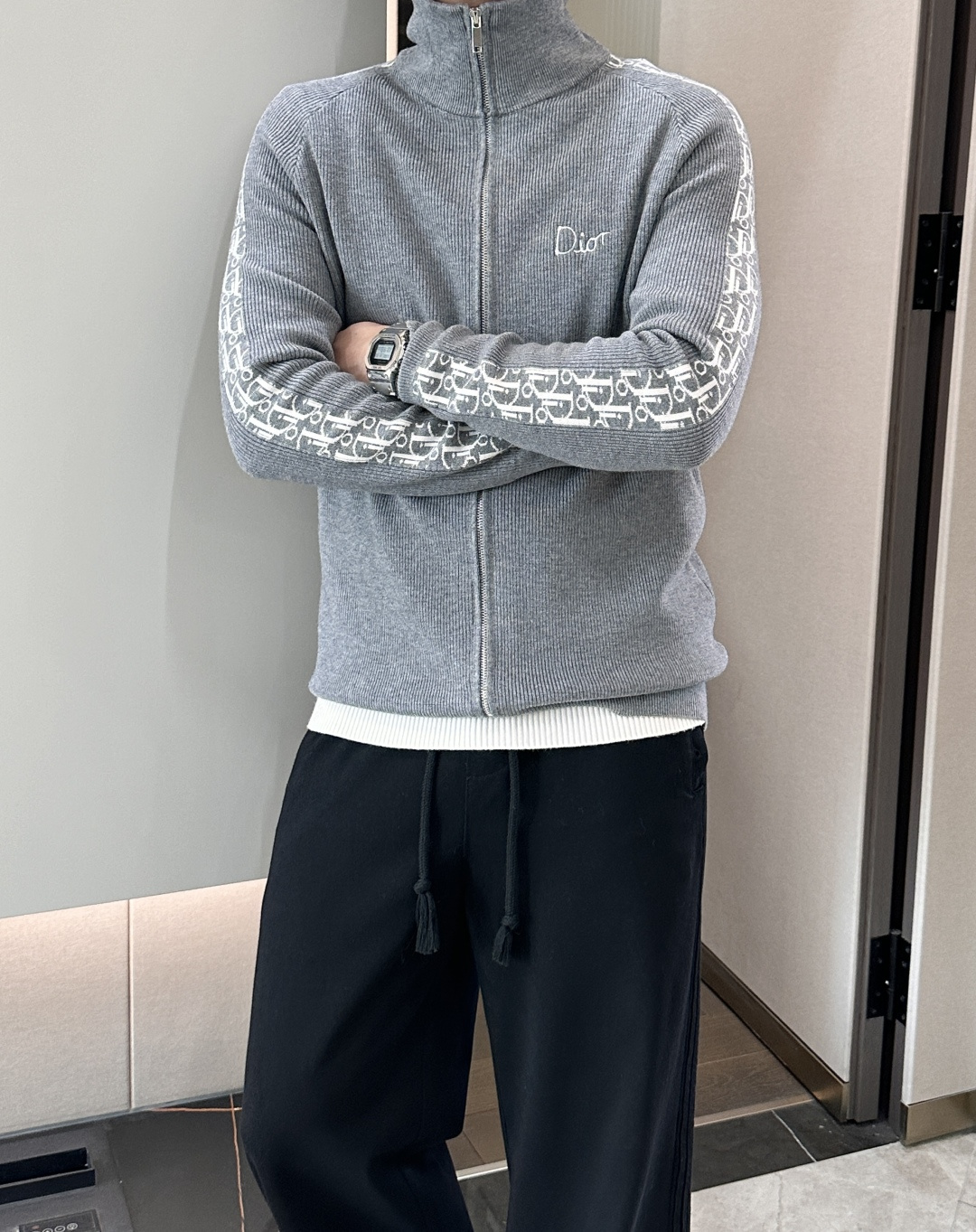 Dior 爆款 2025秋冬 高级定制 都市风十足 加厚款开衫毛衣。 采用进口羊毛混纺面料 柔软细腻 男