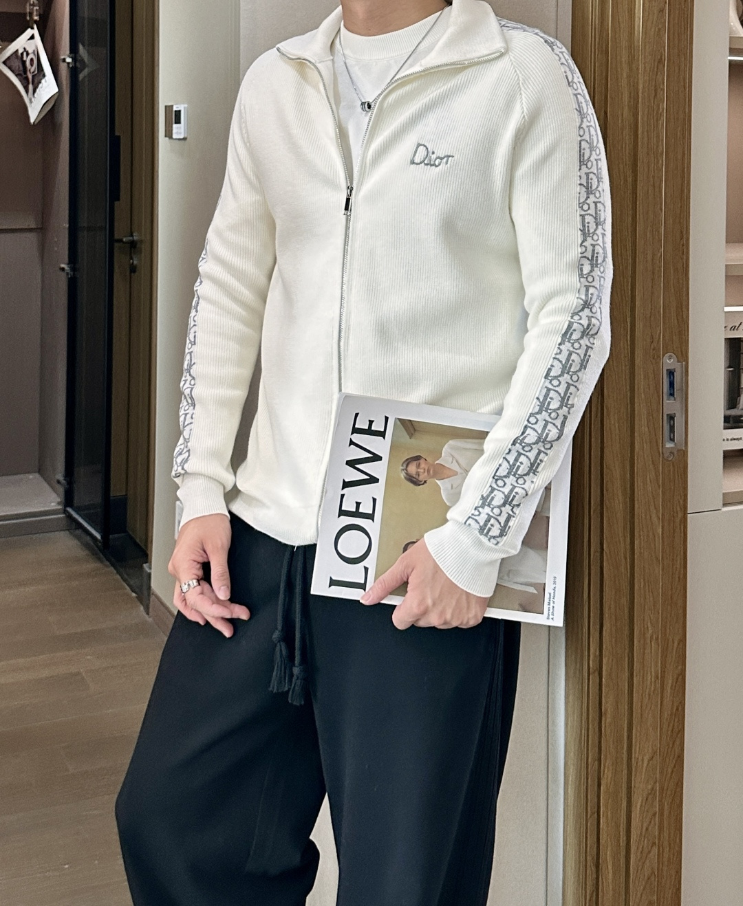 NO:614822,Dior hot style 2025 autumn and winter, advanced customization, full of urban style, thickened cardigan sweater. Made of imported wool blended fabric, soft and delicate. Men's wardrobe is indispensable with basic models, which can be used to match various clothing anytime and anywhere to meet your daily needs. The design of the clothes is very simple, dear friends, hurry up and get it!  Size M-XXXL,,dior,sweaters,alexander wang19860909Dior 爆款 2025秋冬 高级定制 都市风十足 加厚款开衫毛衣. 采用进口羊毛混纺面料 柔软细腻 男人的衣柜都少不了基础款,随时随地都可以拿来搭配各种服饰 满足您日常生活需求 .衣服设计非常的简洁 , 亲们赶紧入手！ 尺码M-XXXL,,dior,sweaters,alexander wang,Men's clothing