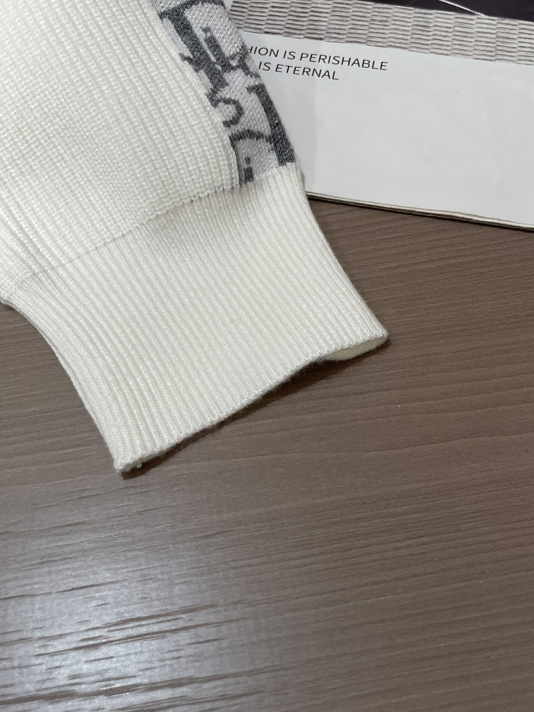 Dior 爆款 2025秋冬 高级定制 都市风十足 加厚款开衫毛衣。 采用进口羊毛混纺面料 柔软细腻 男