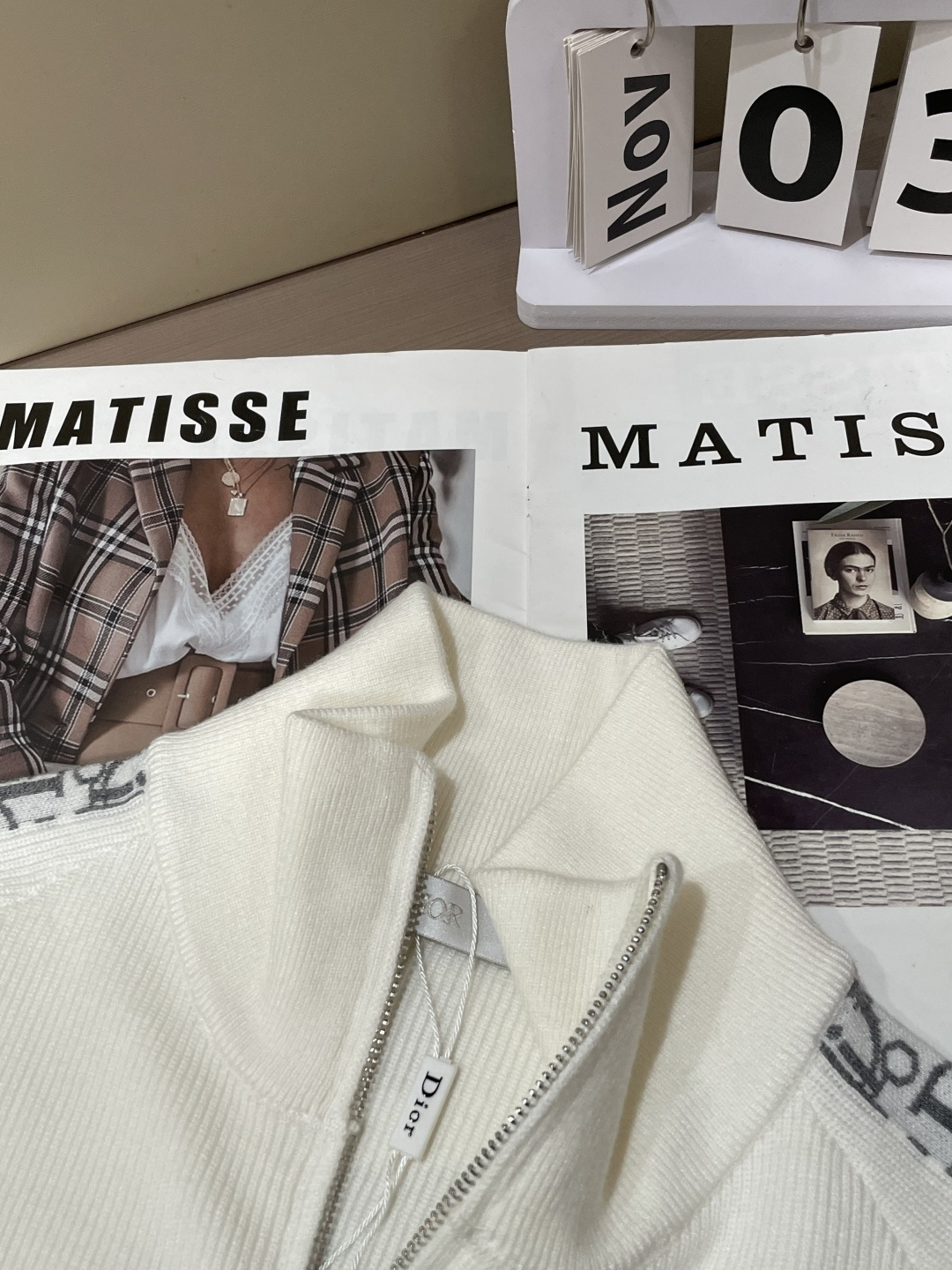 Dior 爆款 2025秋冬 高级定制 都市风十足 加厚款开衫毛衣。 采用进口羊毛混纺面料 柔软细腻 男